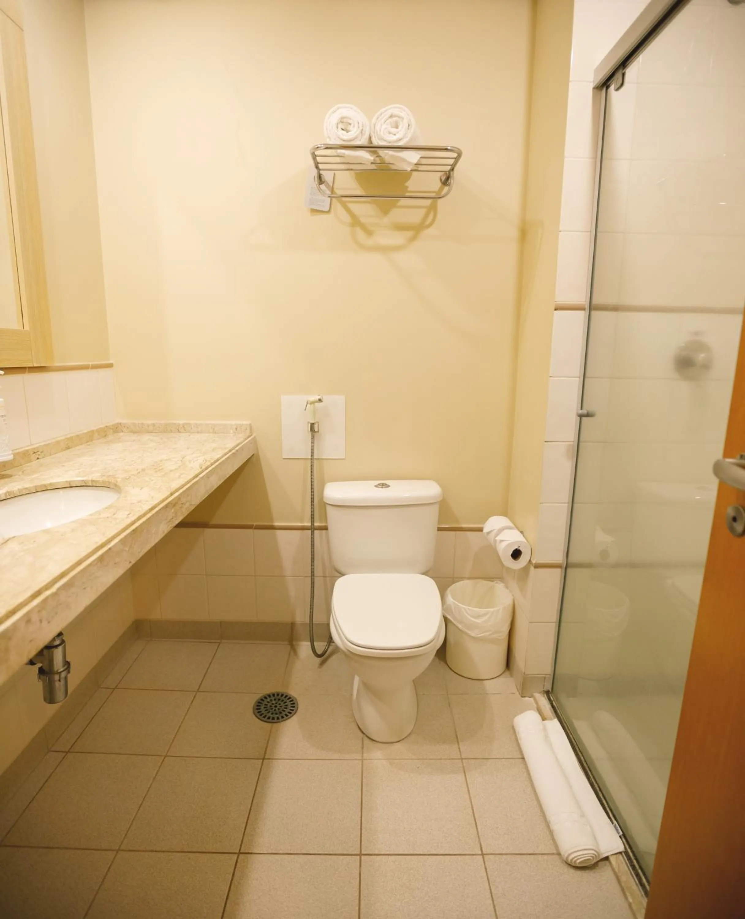 Bathroom in Comfort Suites Londrina
