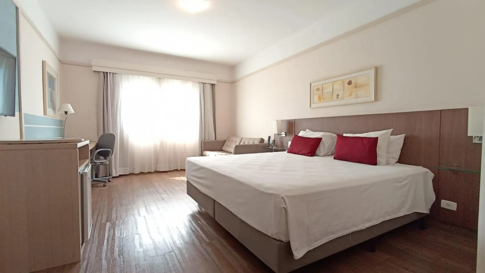 Photo of the whole room, Bed in Comfort Suites Londrina