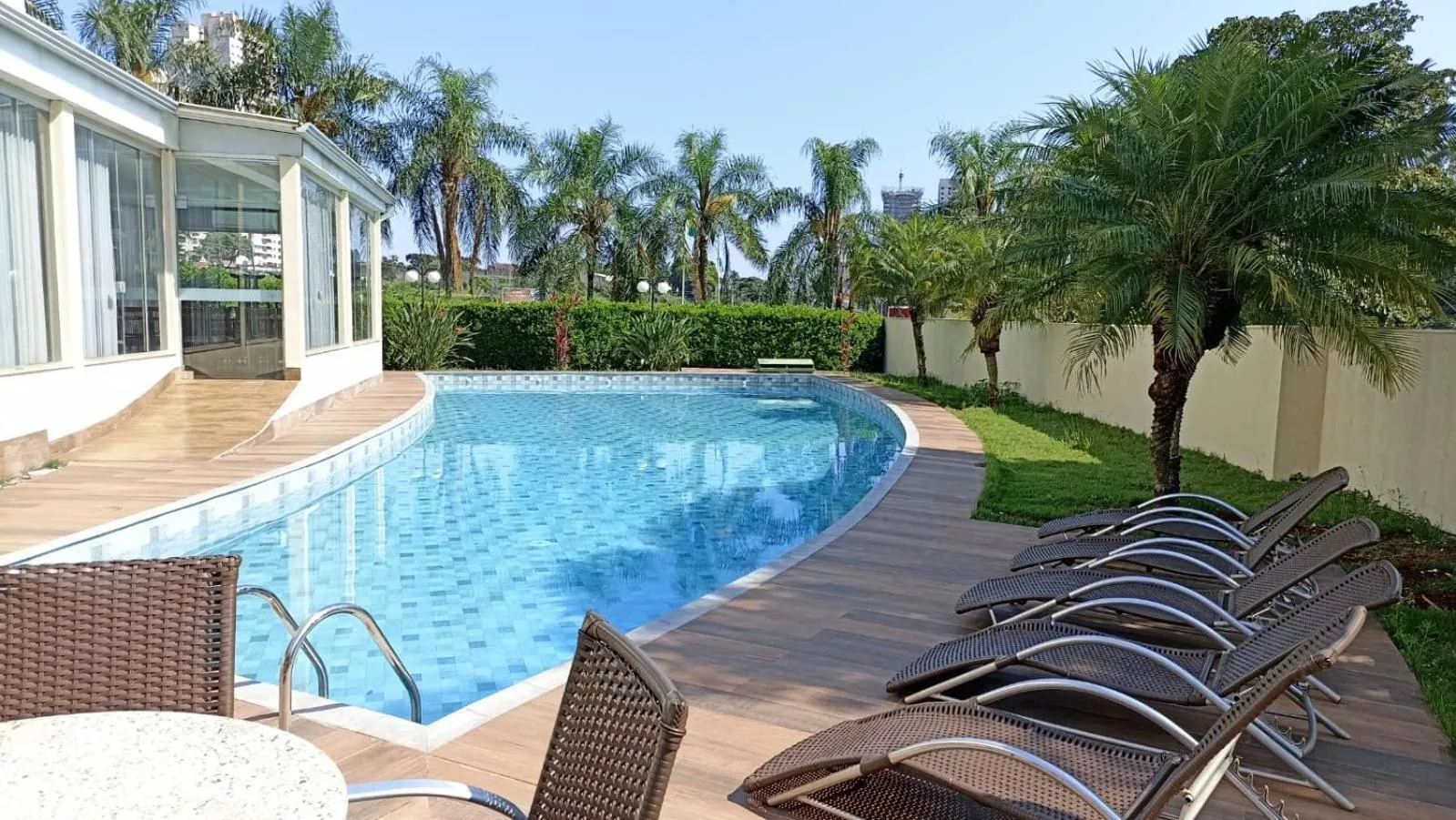 Swimming pool in Comfort Suites Londrina