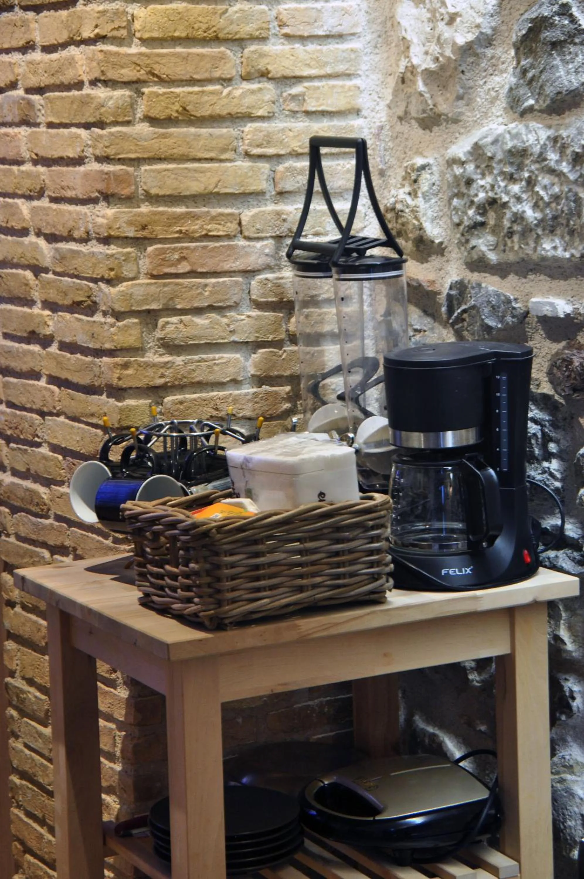 Coffee/tea facilities in Limni Stone Apartments