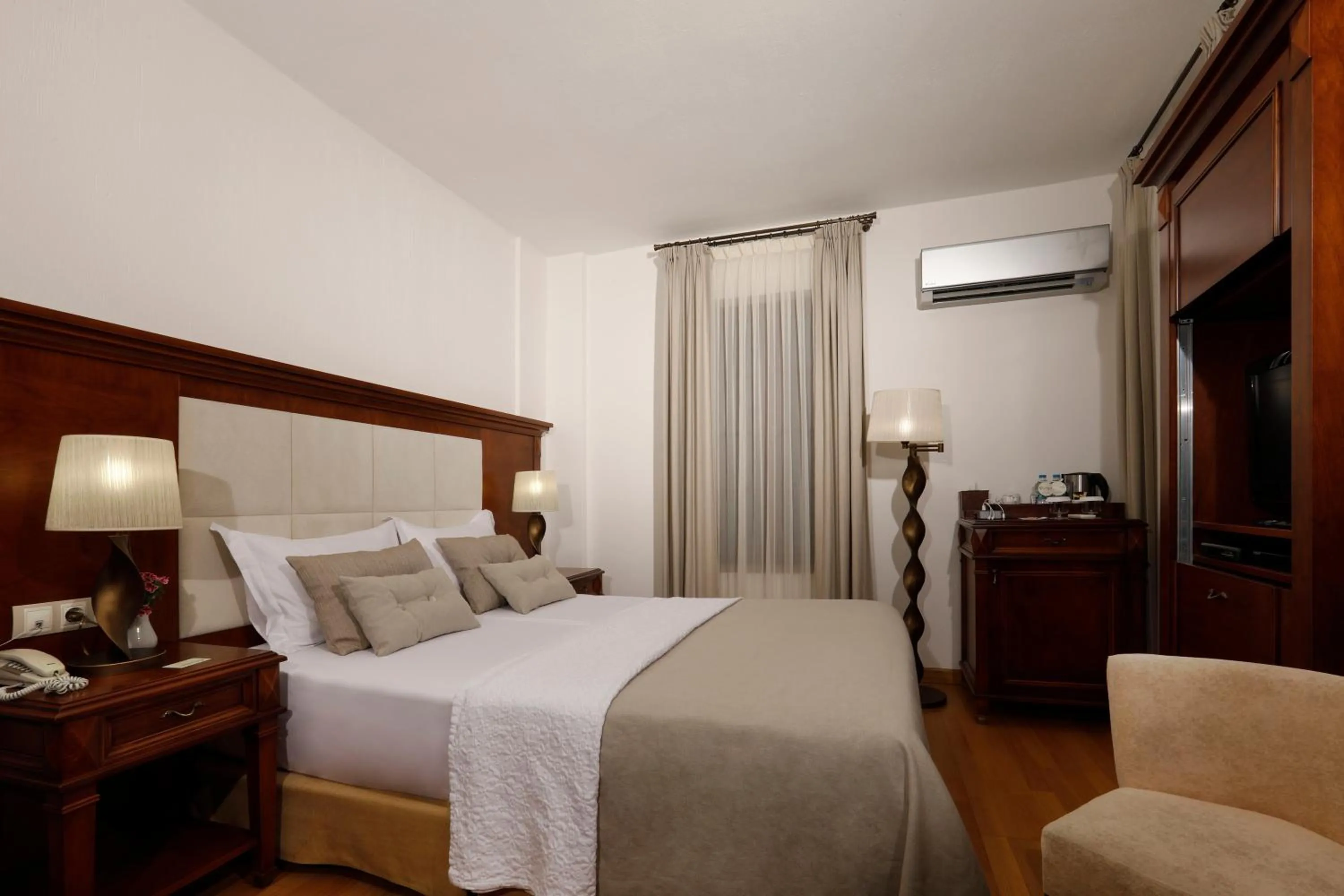 Photo of the whole room in YundAntik Cunda Konaklari