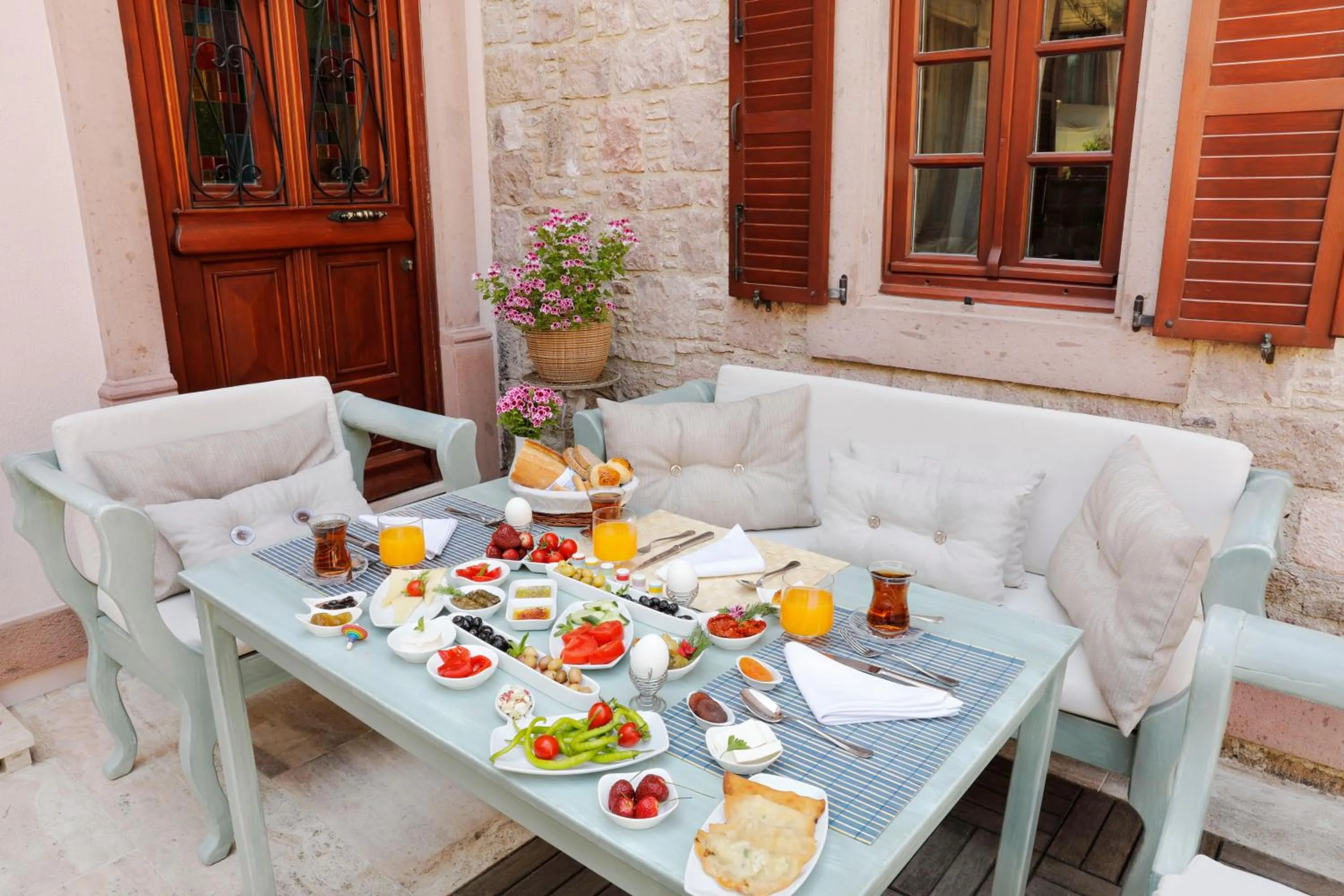 Breakfast in YundAntik Cunda Konaklari