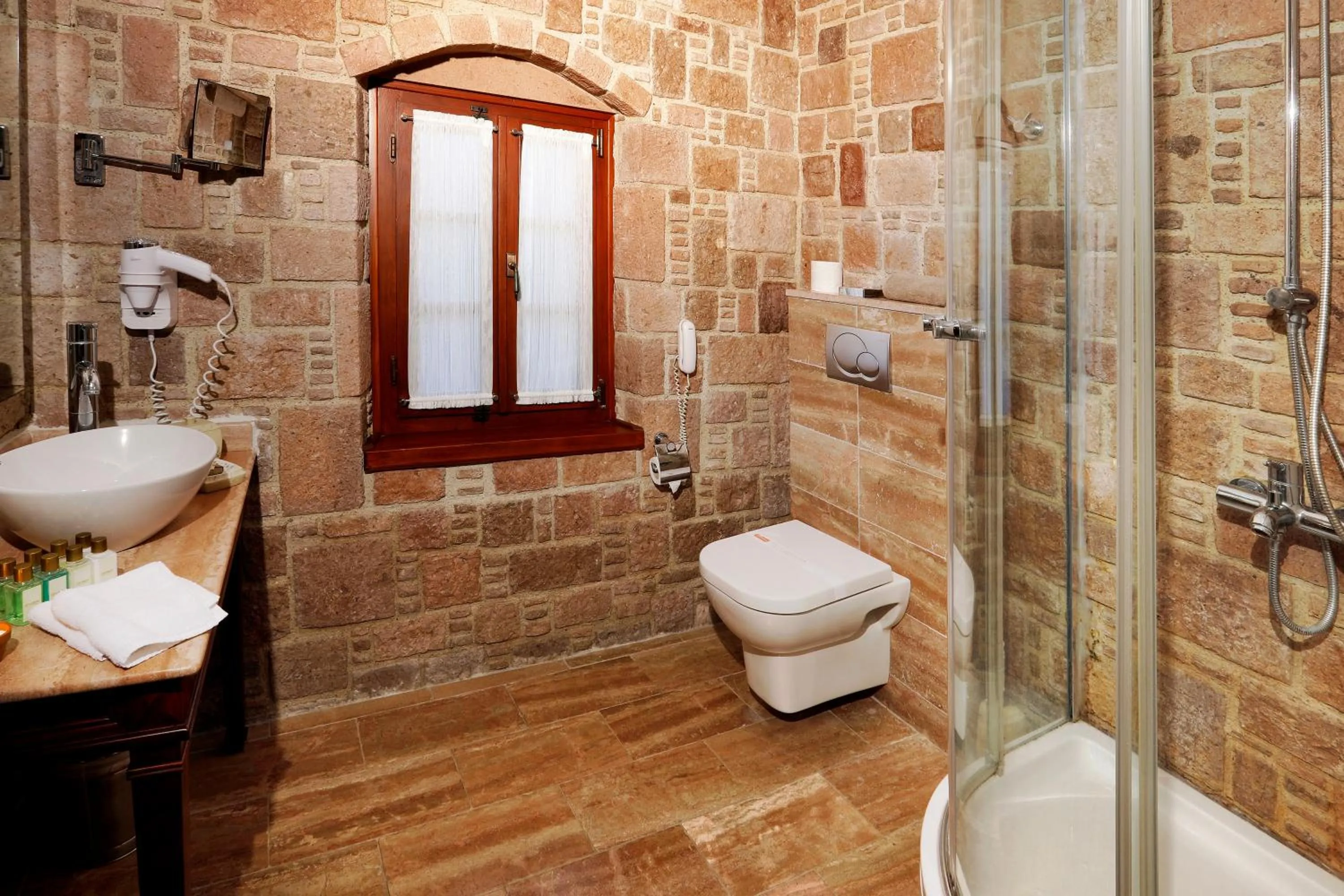 Shower in YundAntik Cunda Konaklari