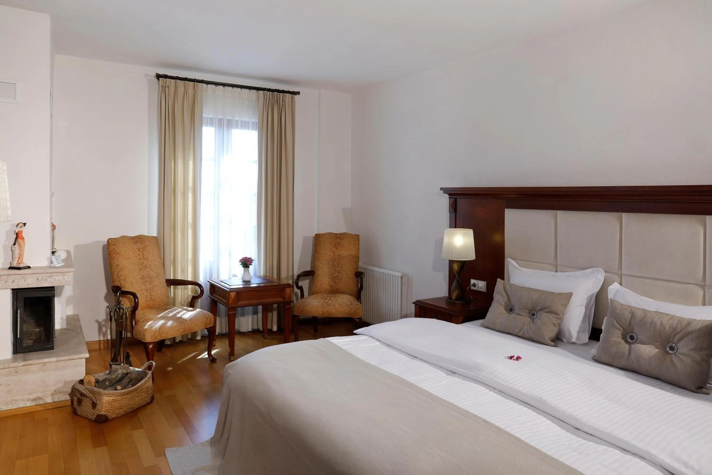 Photo of the whole room in YundAntik Cunda Konaklari