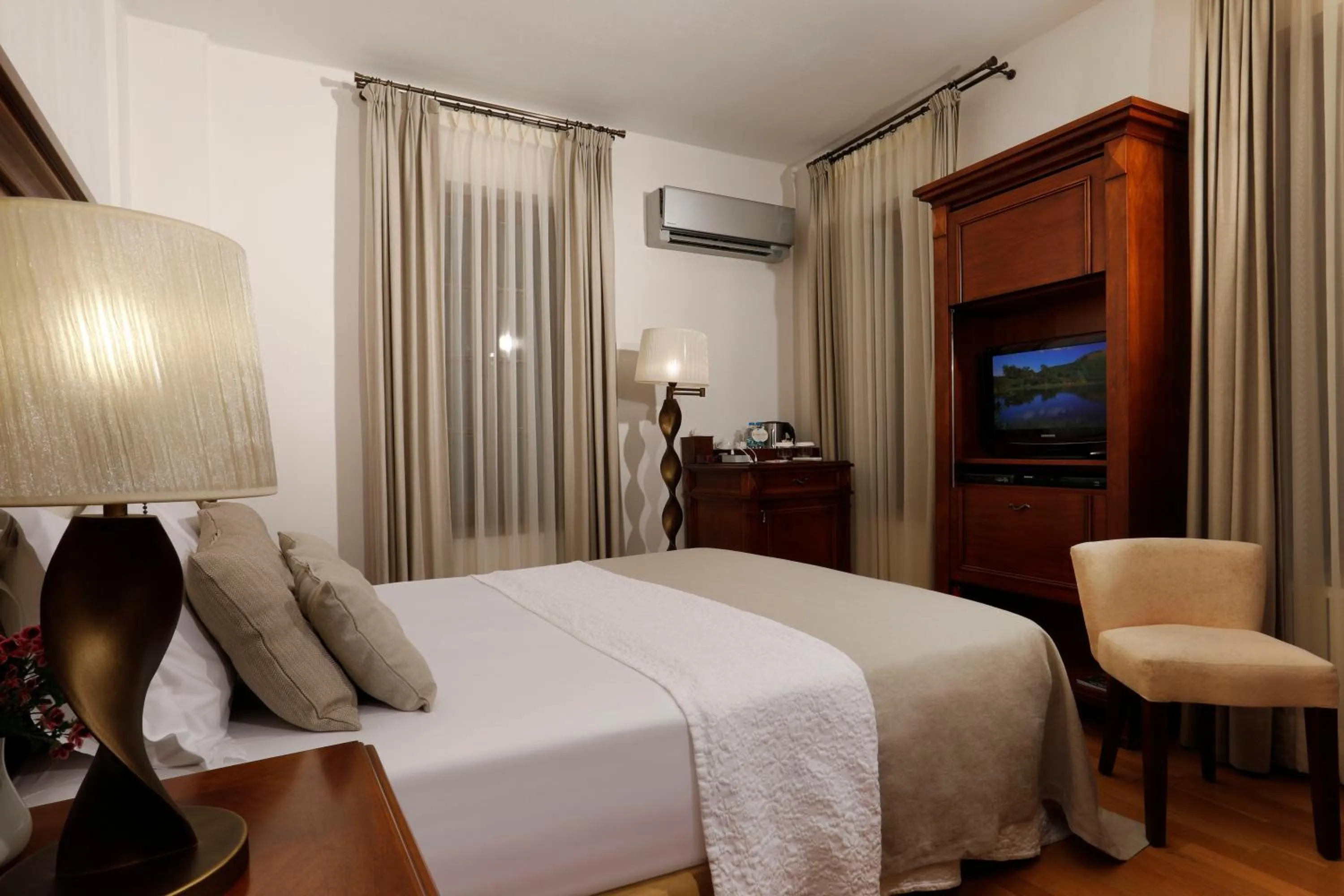 Bed in YundAntik Cunda Konaklari