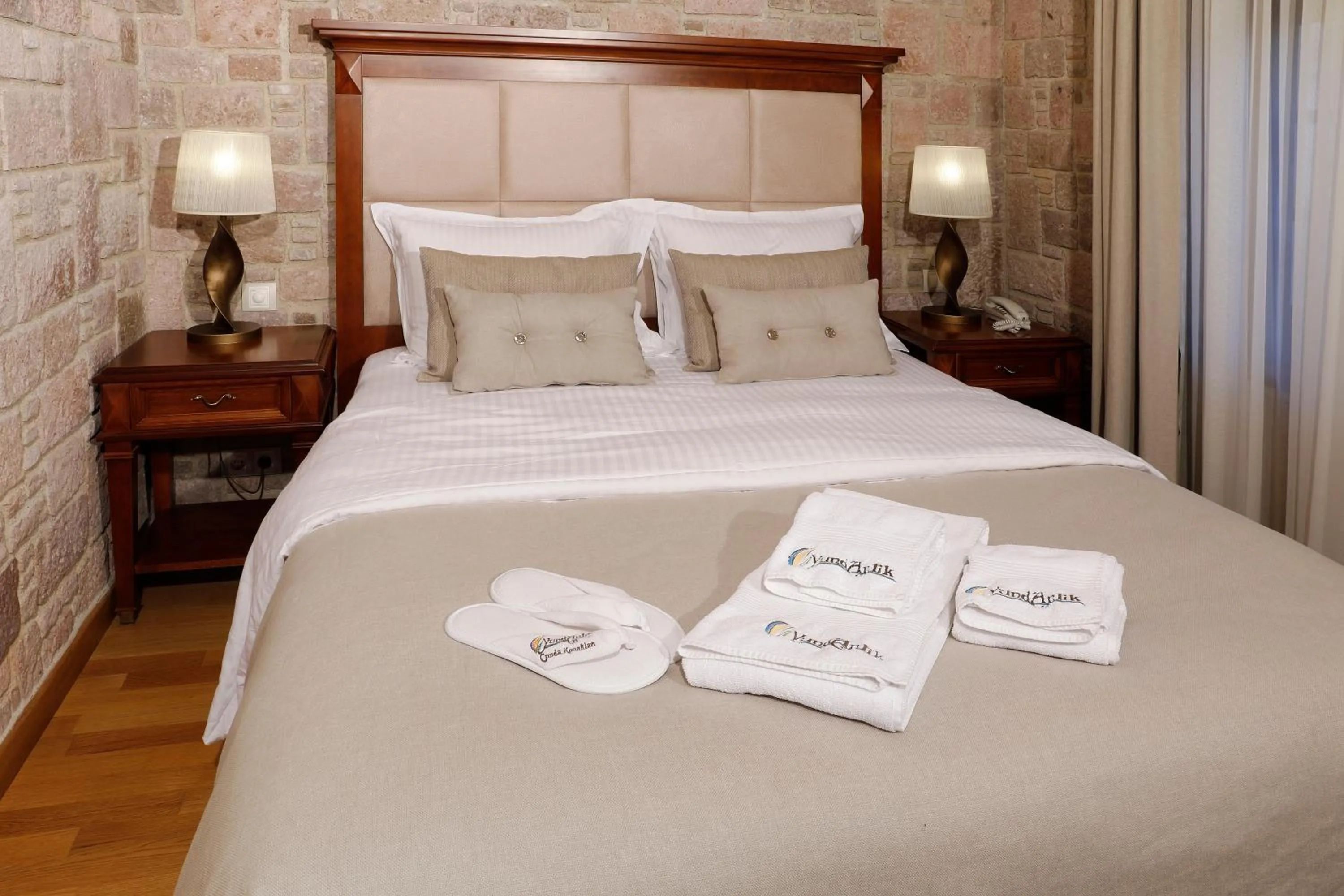 Bed in YundAntik Cunda Konaklari