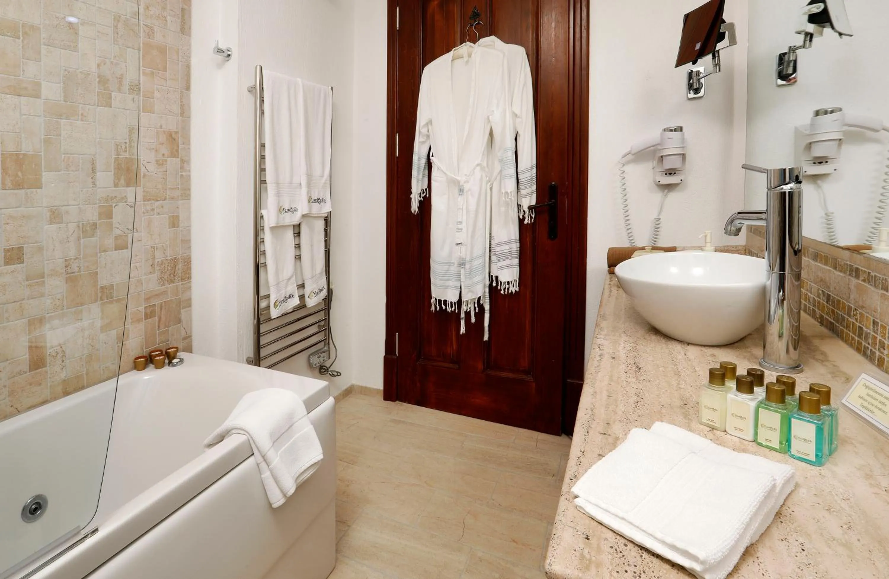 Shower in YundAntik Cunda Konaklari