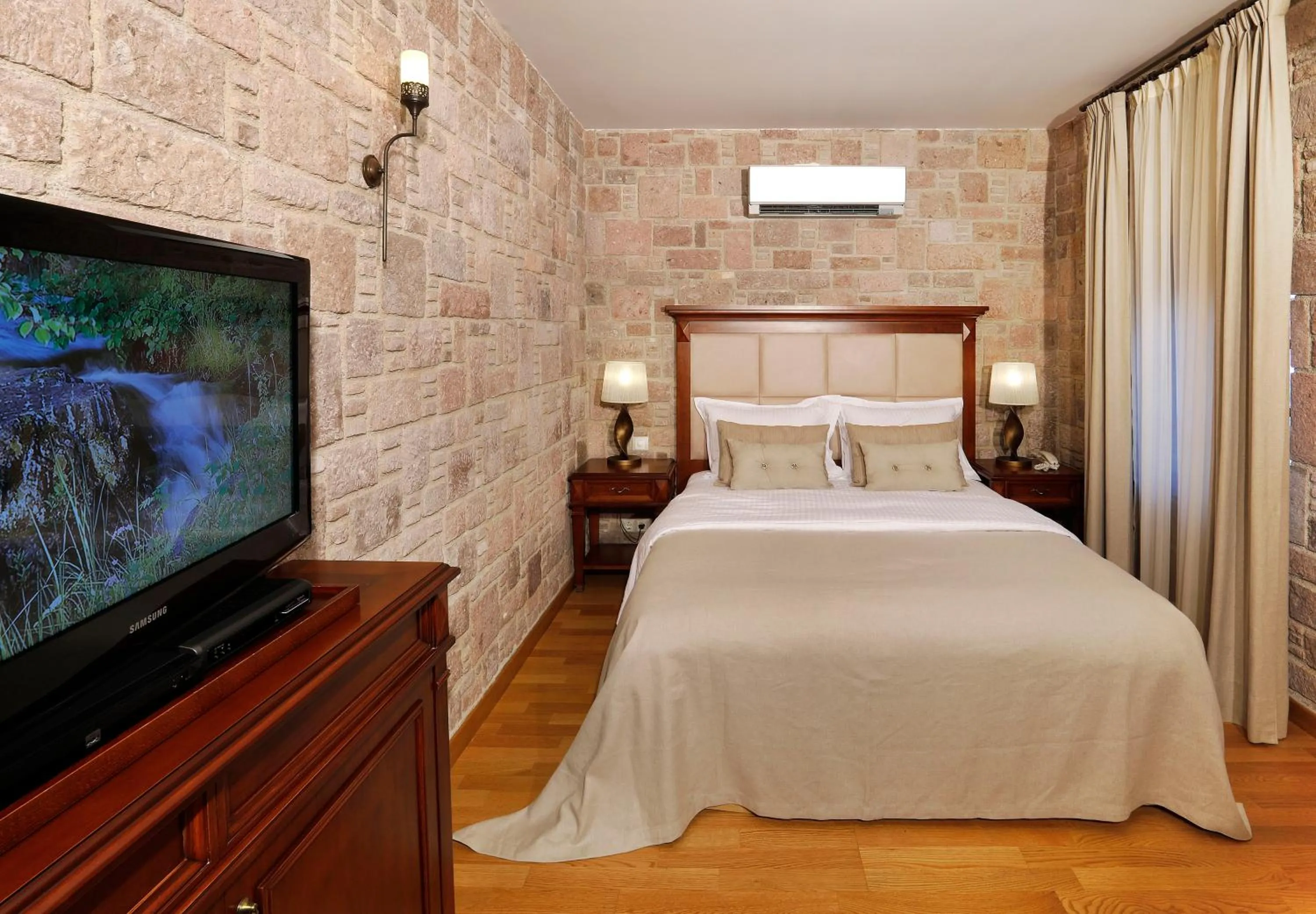 Photo of the whole room in YundAntik Cunda Konaklari