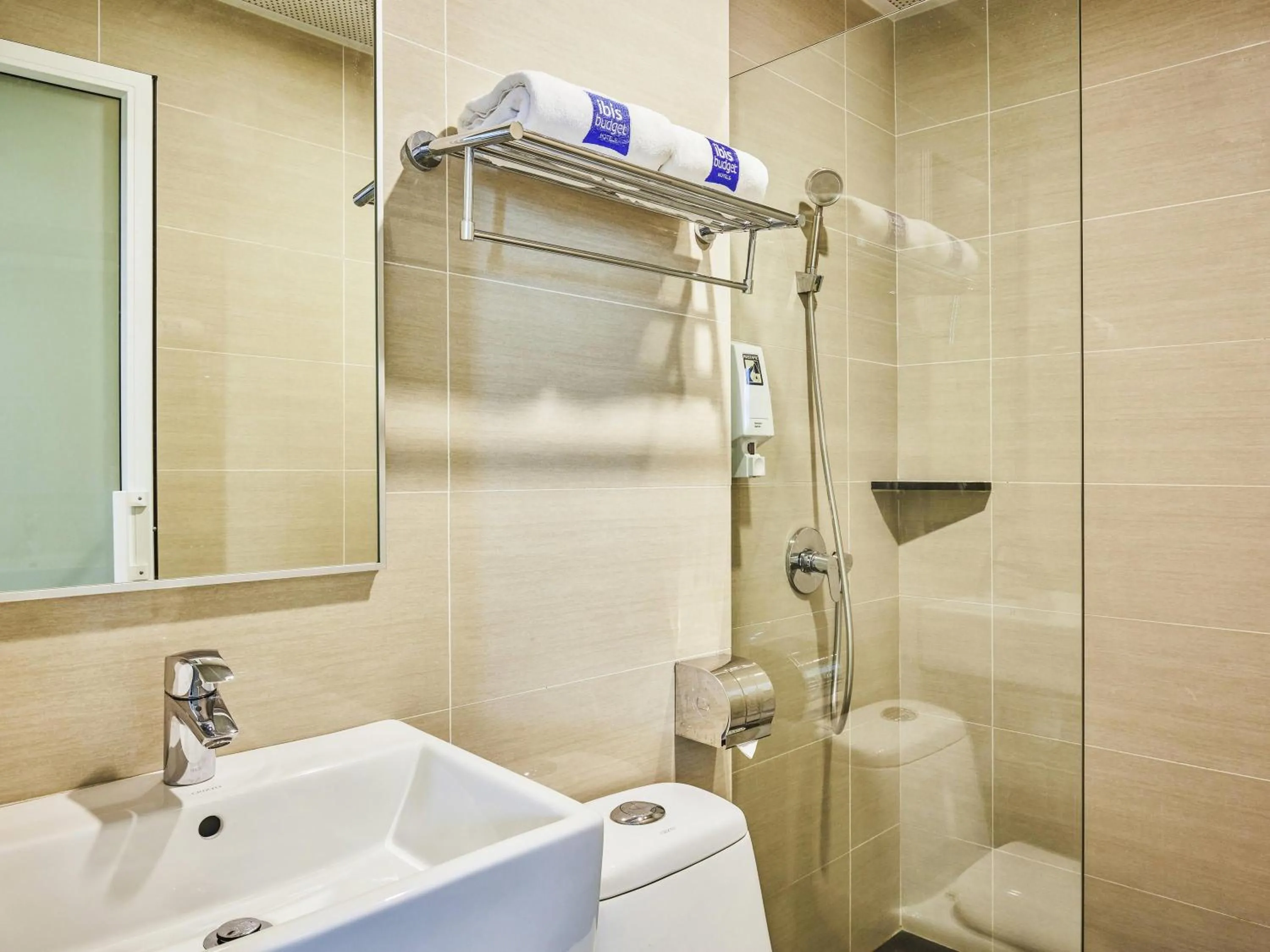 Deluxe Twin Room in ibis budget Singapore Emerald
