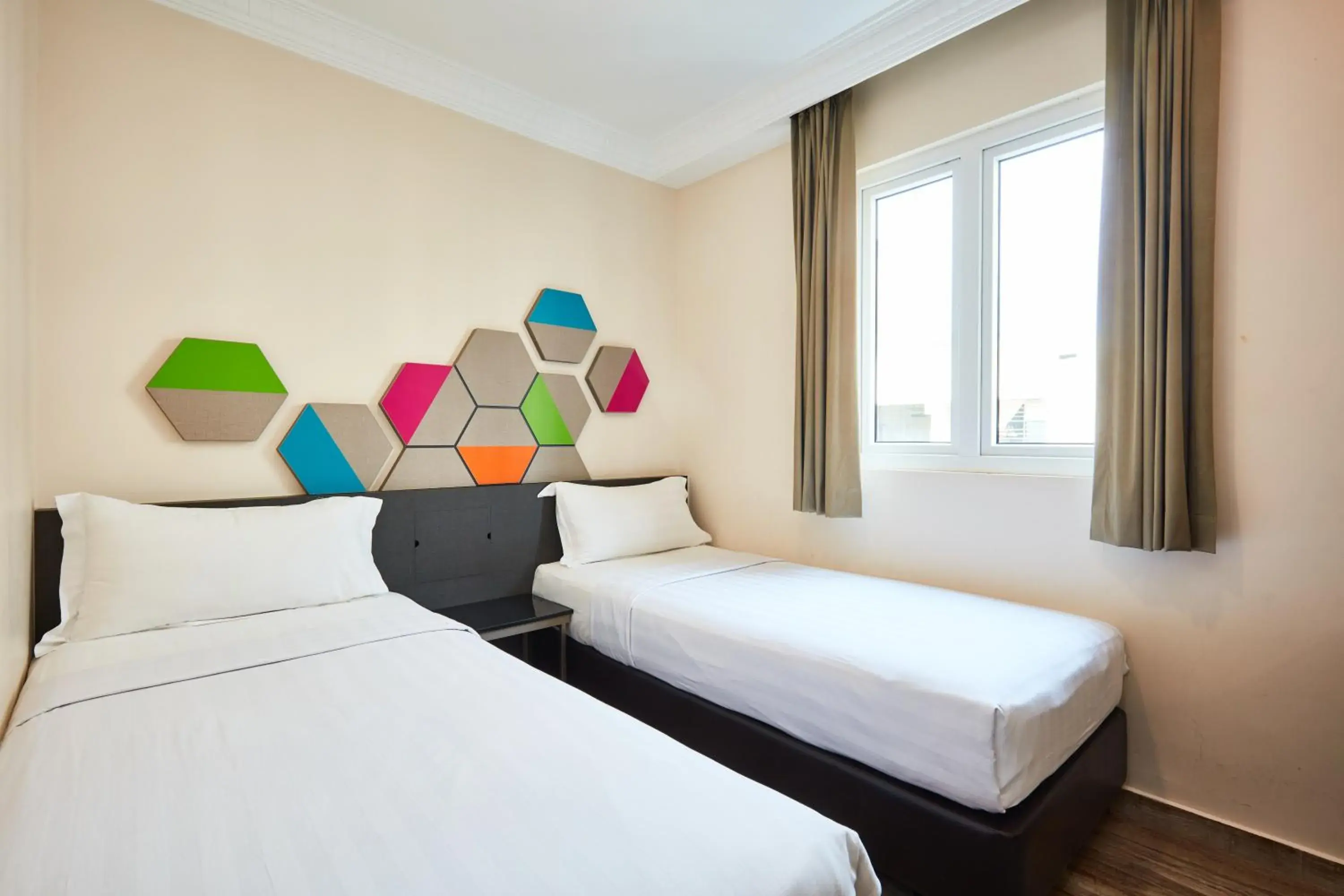 Deluxe Twin Room in ibis budget Singapore Emerald Deluxe Twin Room in ibis budget Singapore Emerald