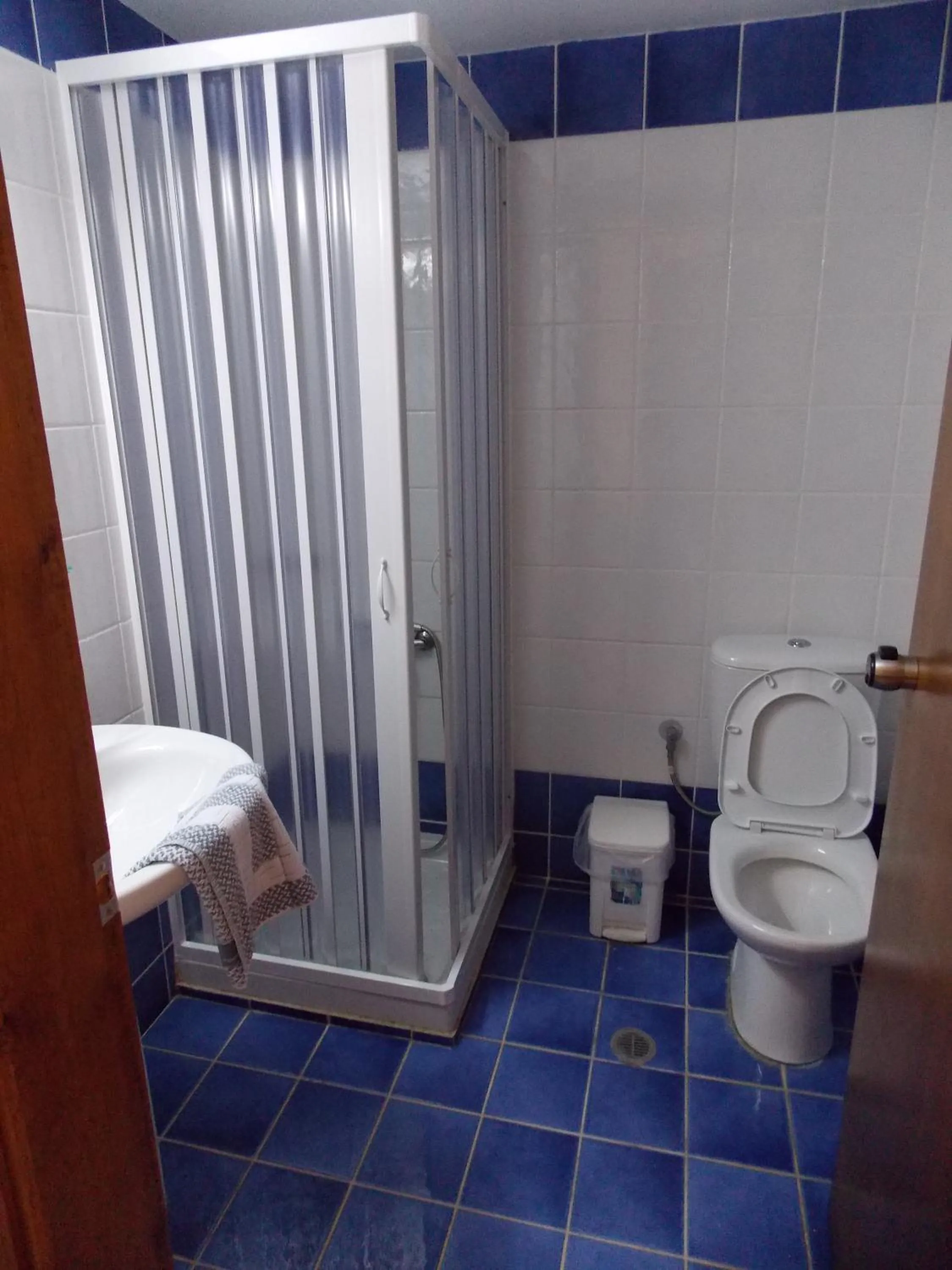 Toilet in Akatos Hotel