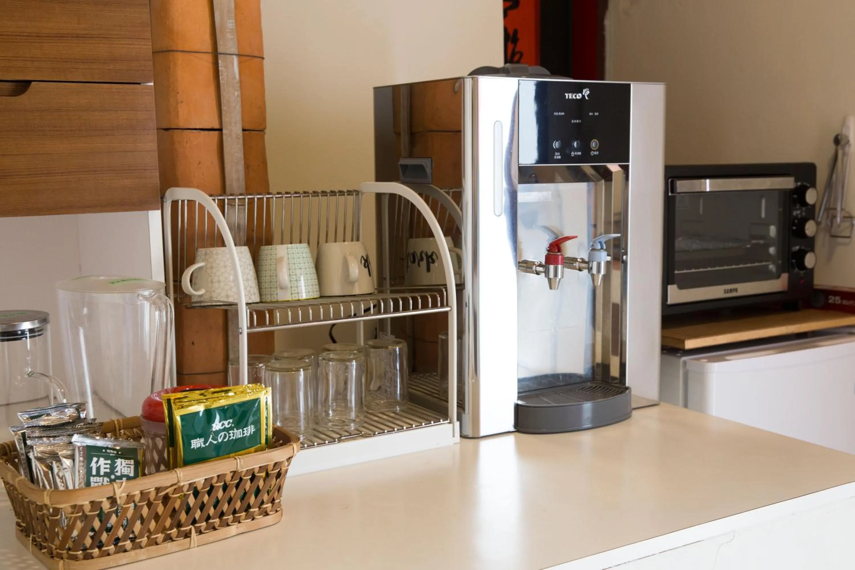 Communal kitchen in Live Guest House