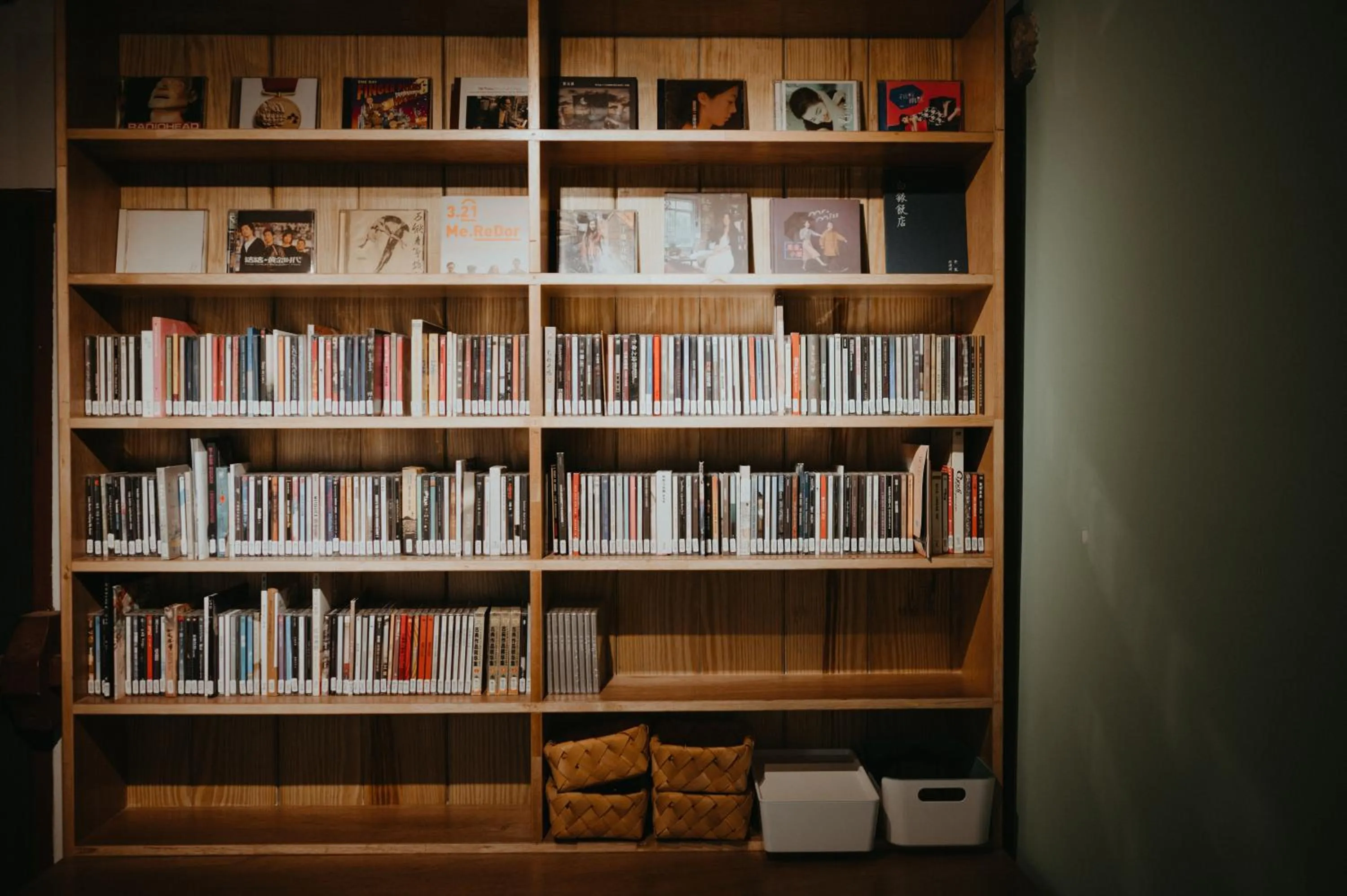 Library in Live Guest House