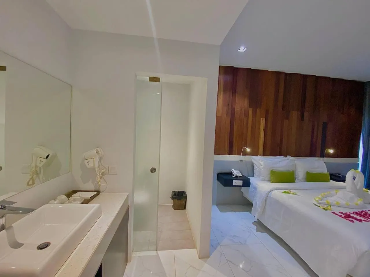 Shower, Bed in King Rock Residence