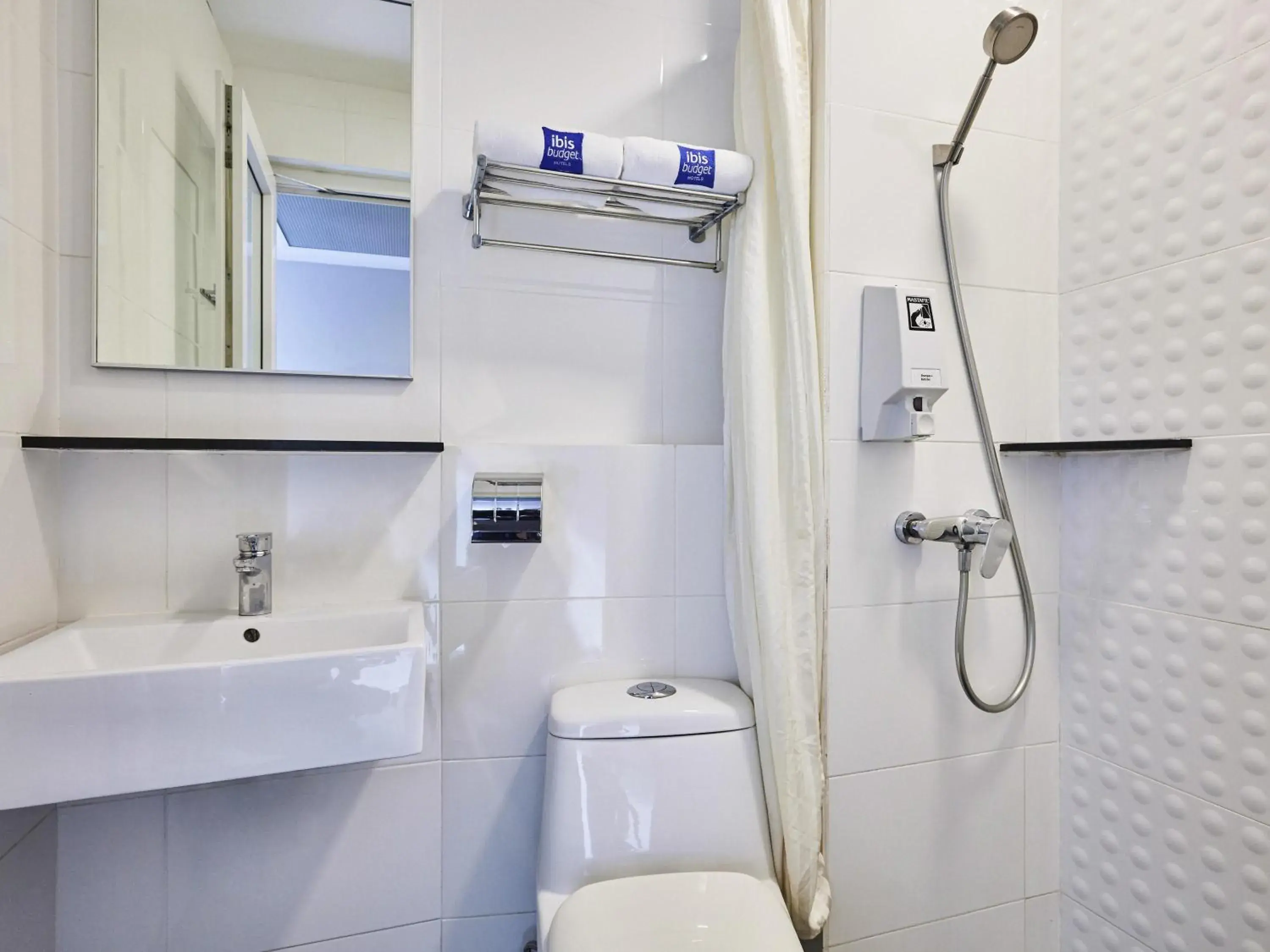 Deluxe Twin Room in ibis budget Singapore Ruby Deluxe Twin Room in ibis budget Singapore Ruby