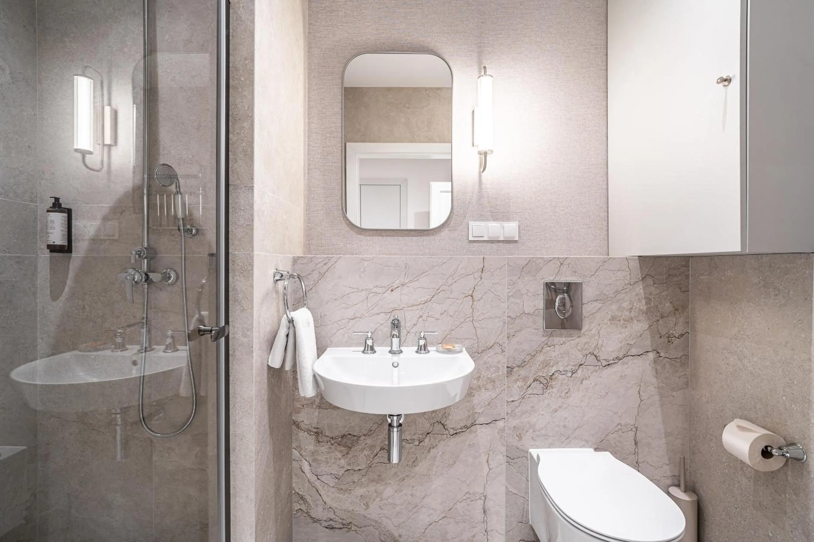 Shower in Venetian House Market Square Aparthotel