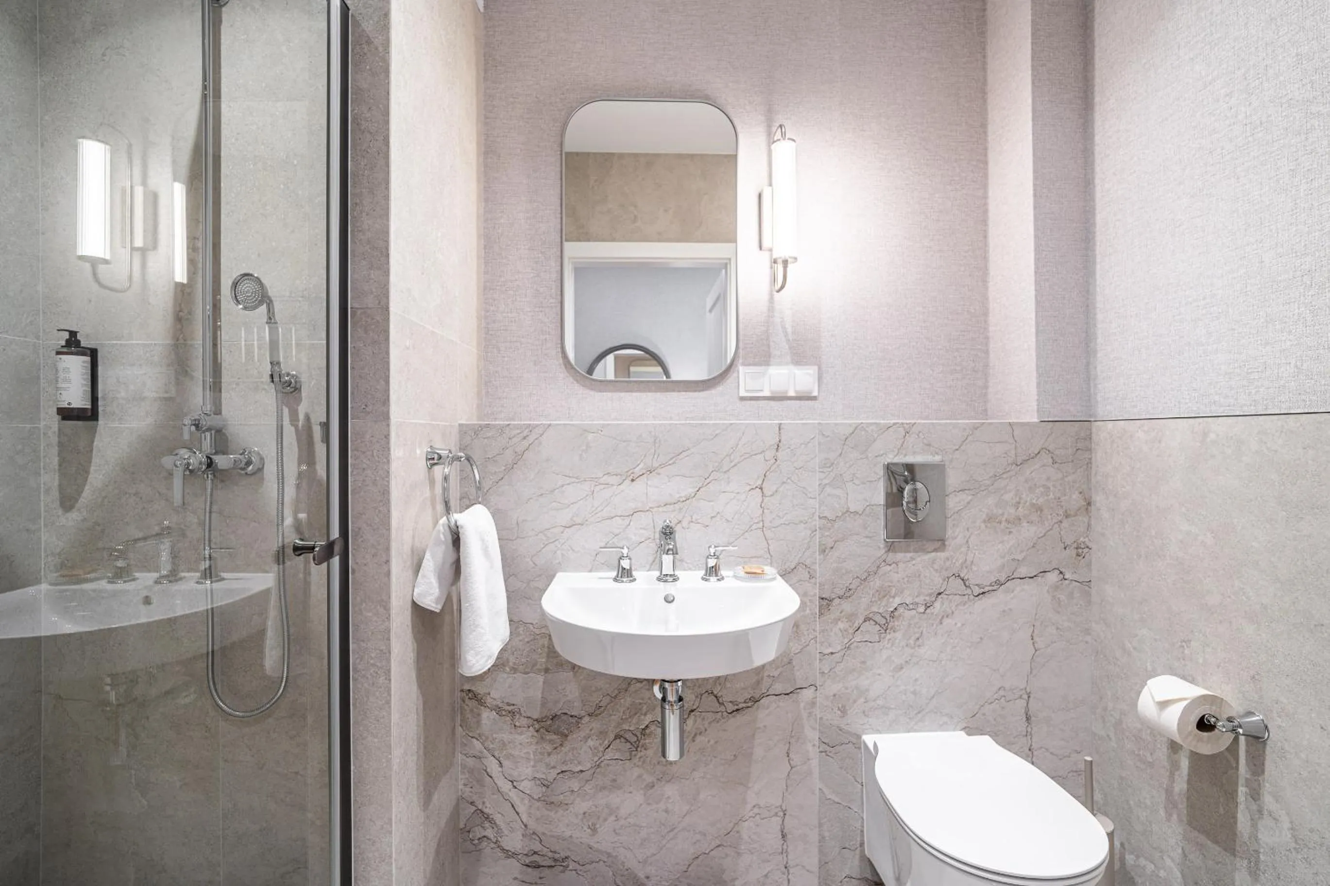 Shower in Venetian House Market Square Aparthotel