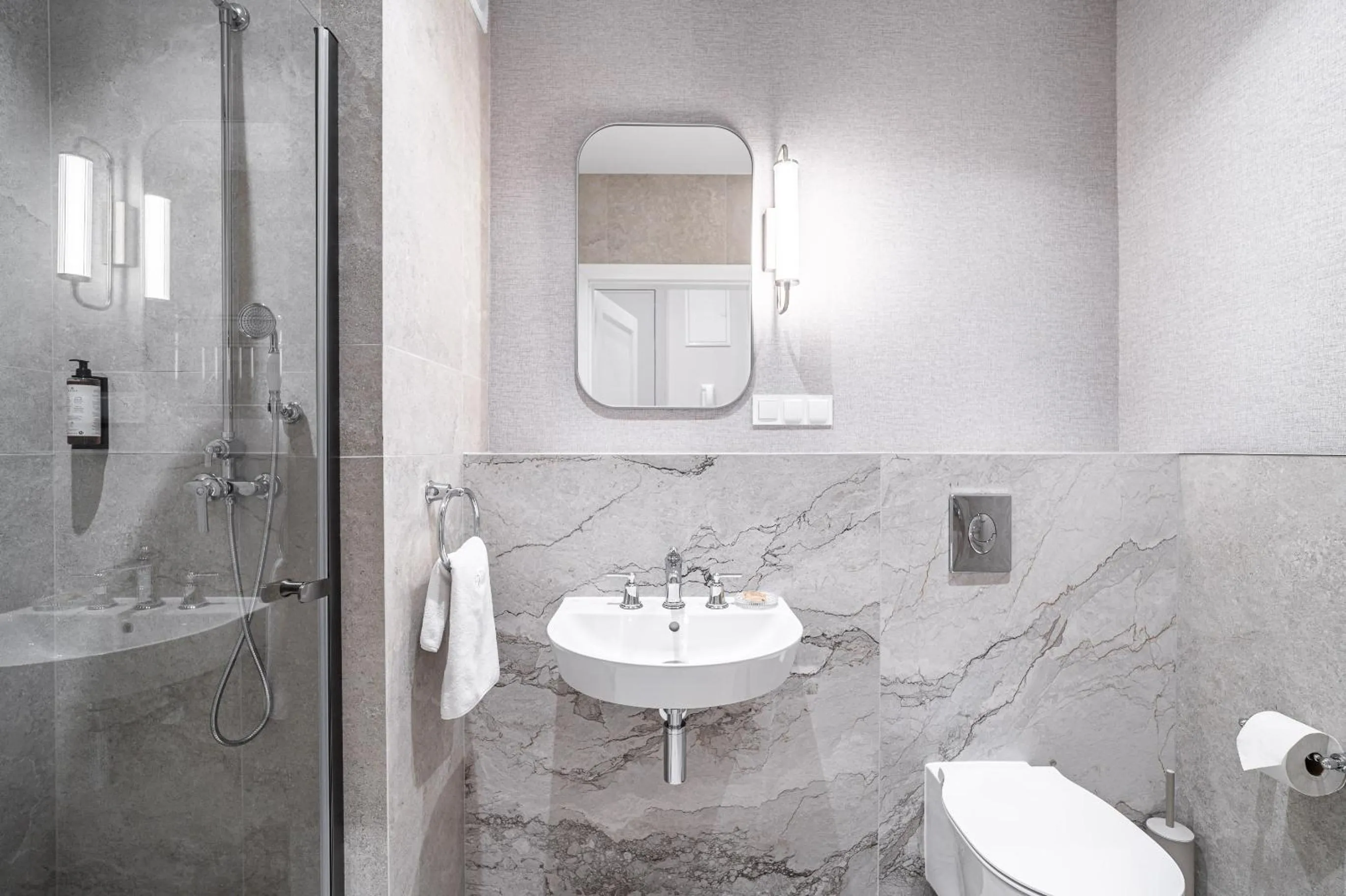 Shower in Venetian House Market Square Aparthotel