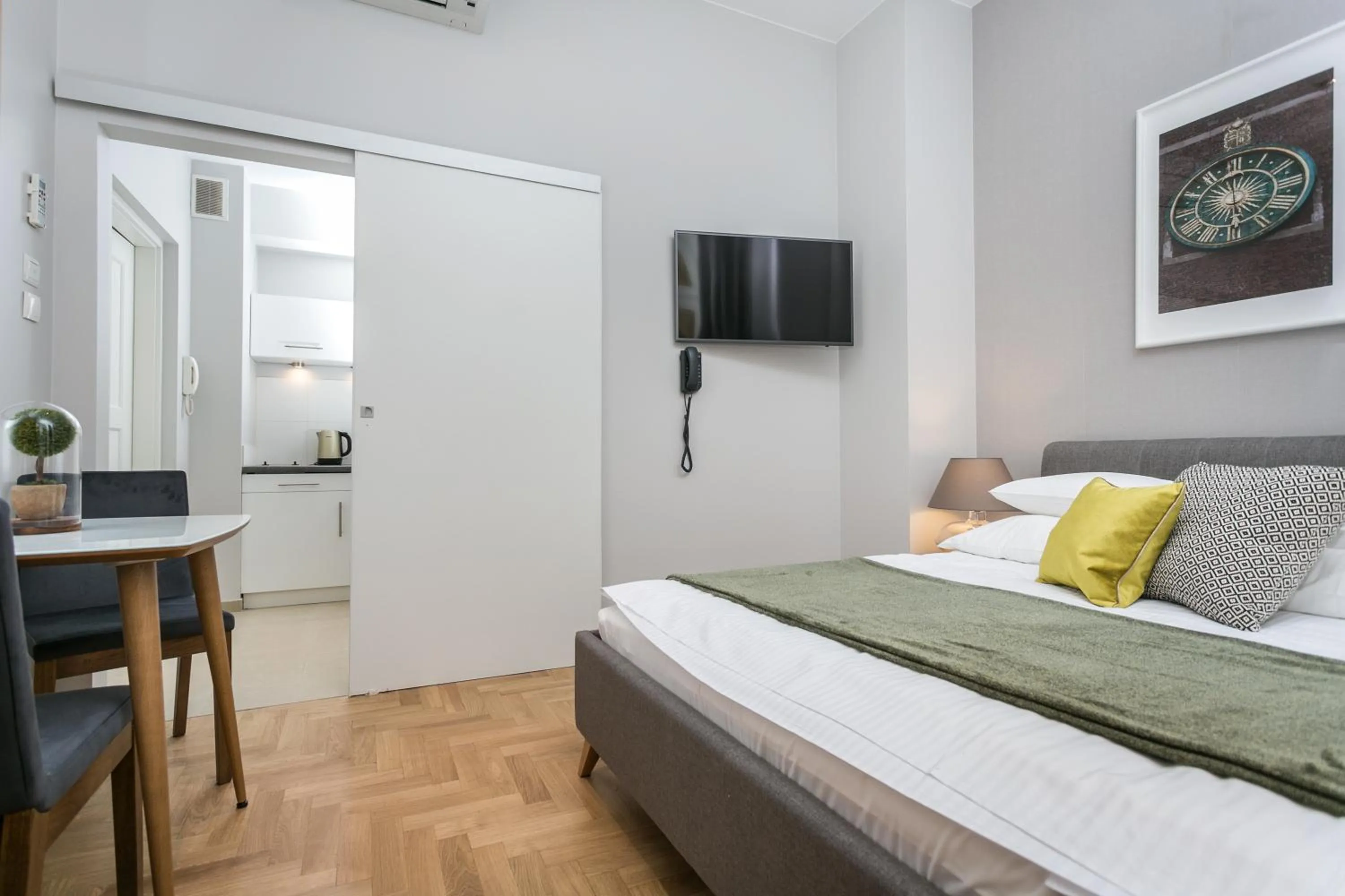 Toilet, Bed in Venetian House Market Square Aparthotel