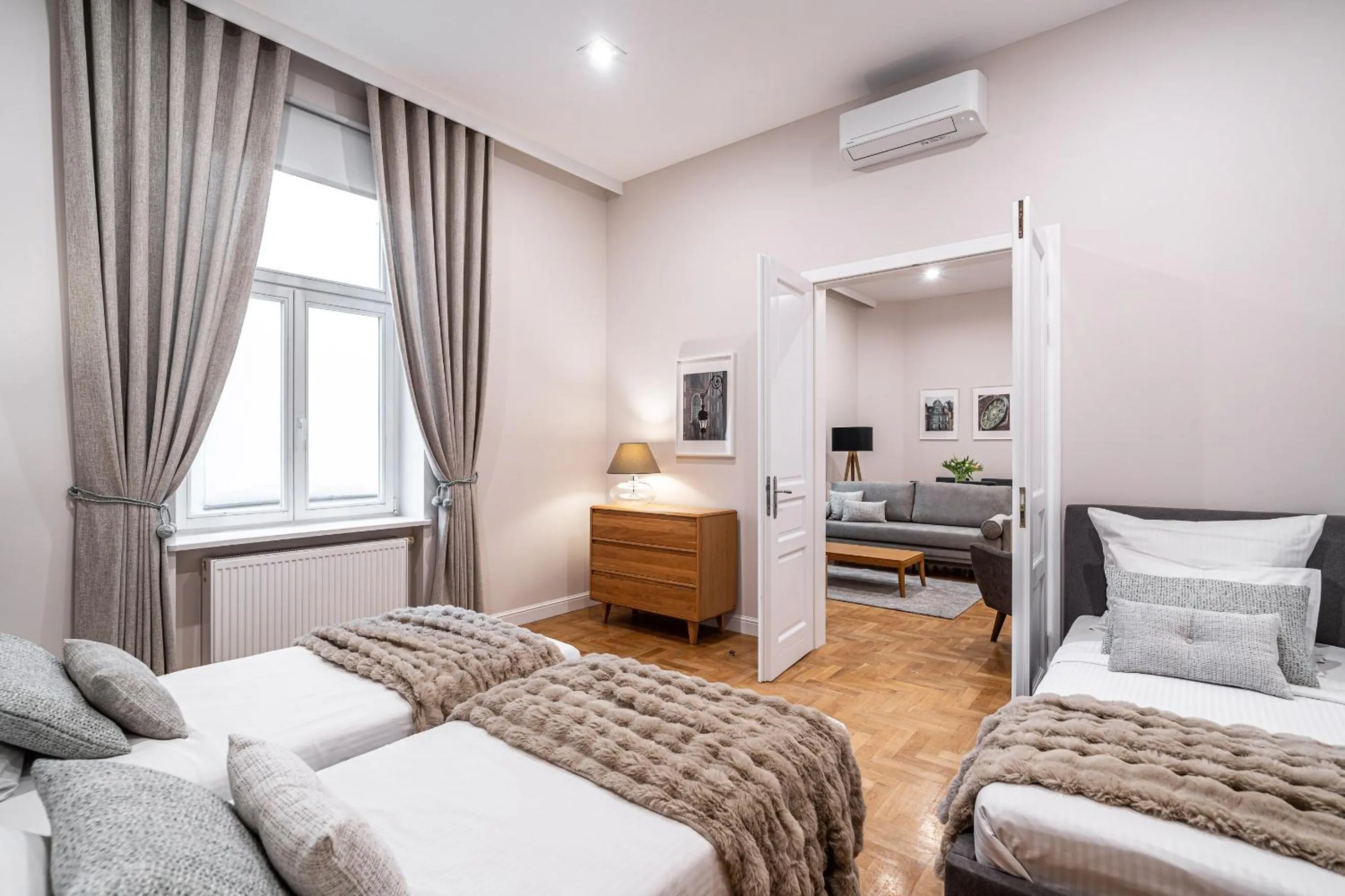 Bed in Venetian House Market Square Aparthotel