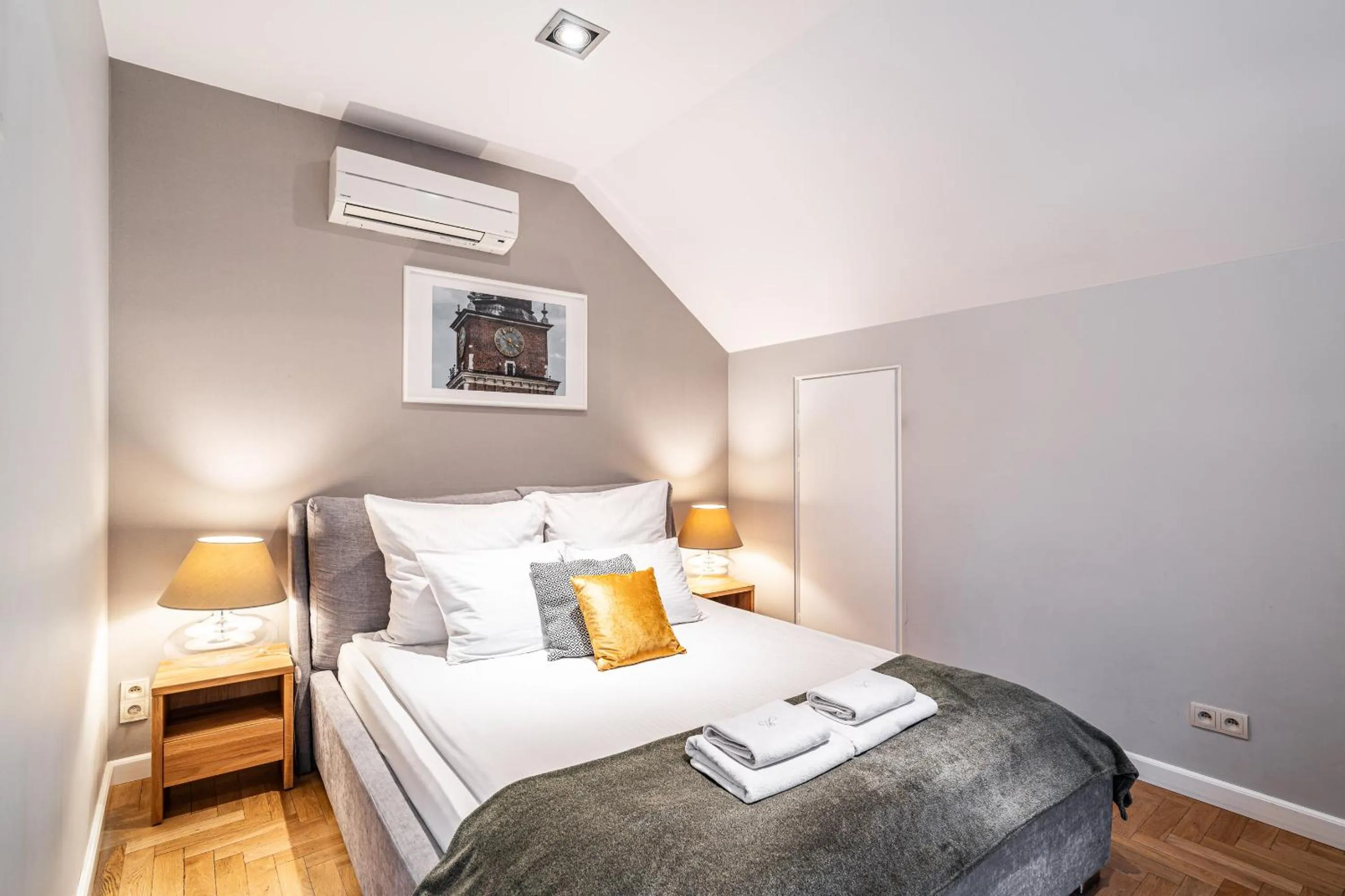 Bed in Venetian House Market Square Aparthotel