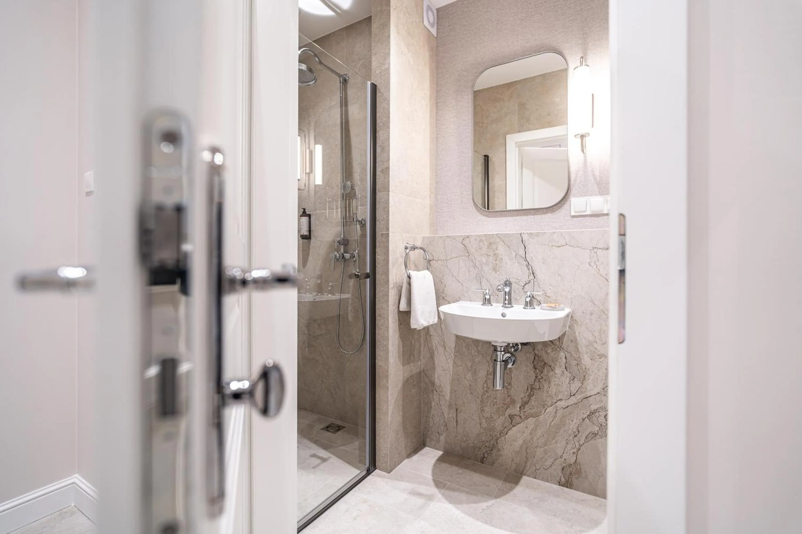 Shower in Venetian House Market Square Aparthotel