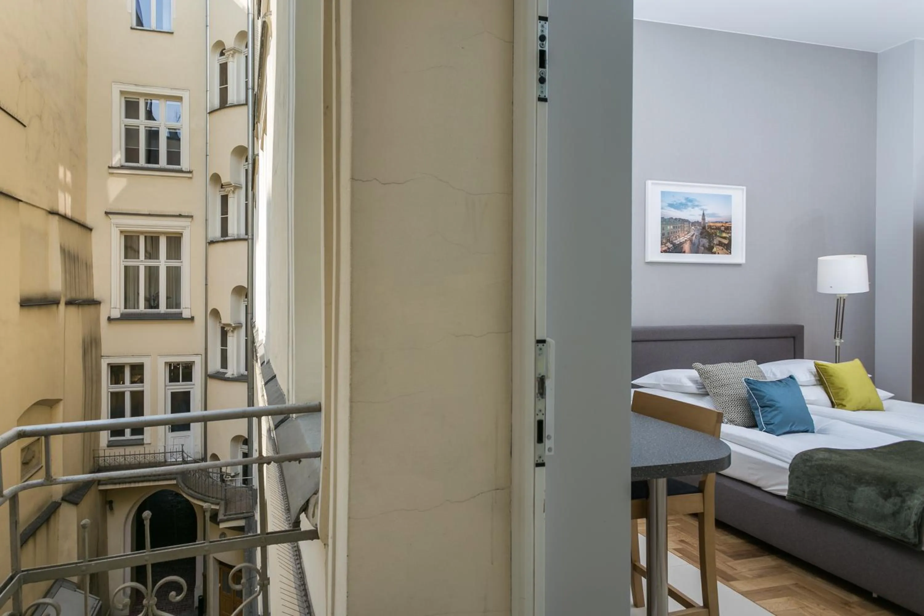 Balcony/Terrace, Bed in Venetian House Market Square Aparthotel