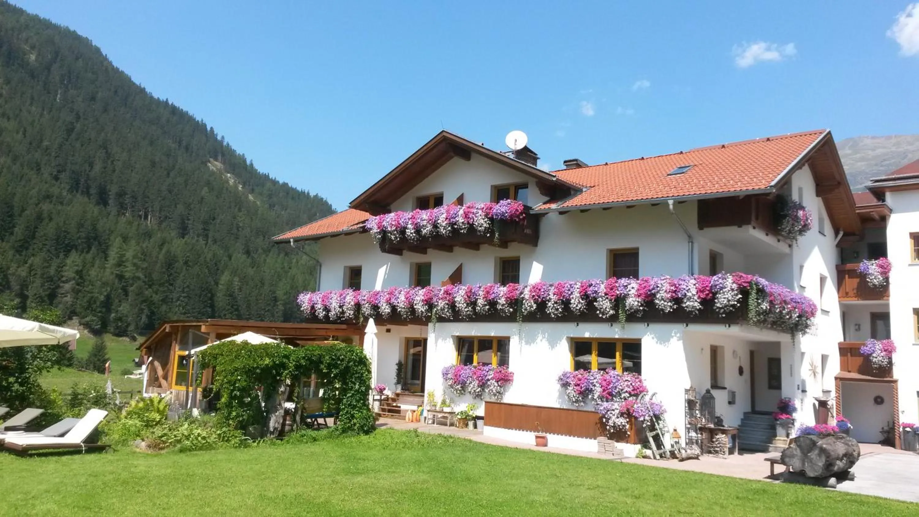 Facade/entrance in Haus Renate