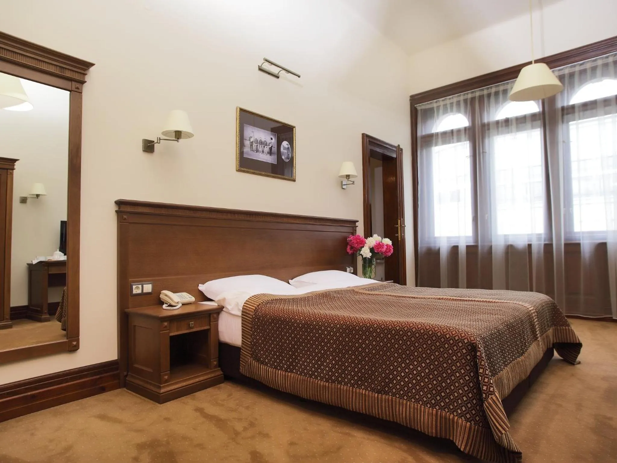 Photo of the whole room, Bed in George Hotel