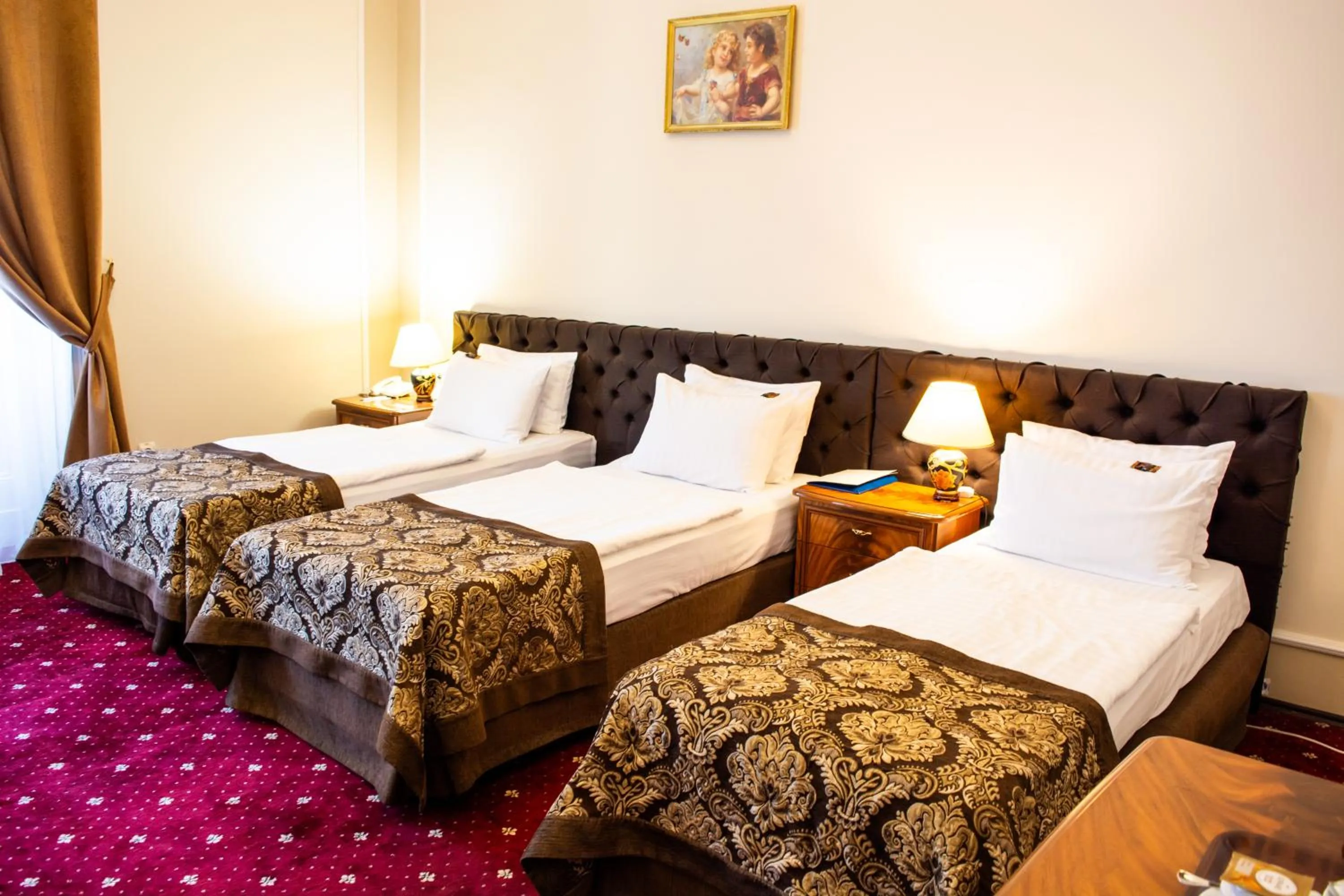 Photo of the whole room, Bed in George Hotel