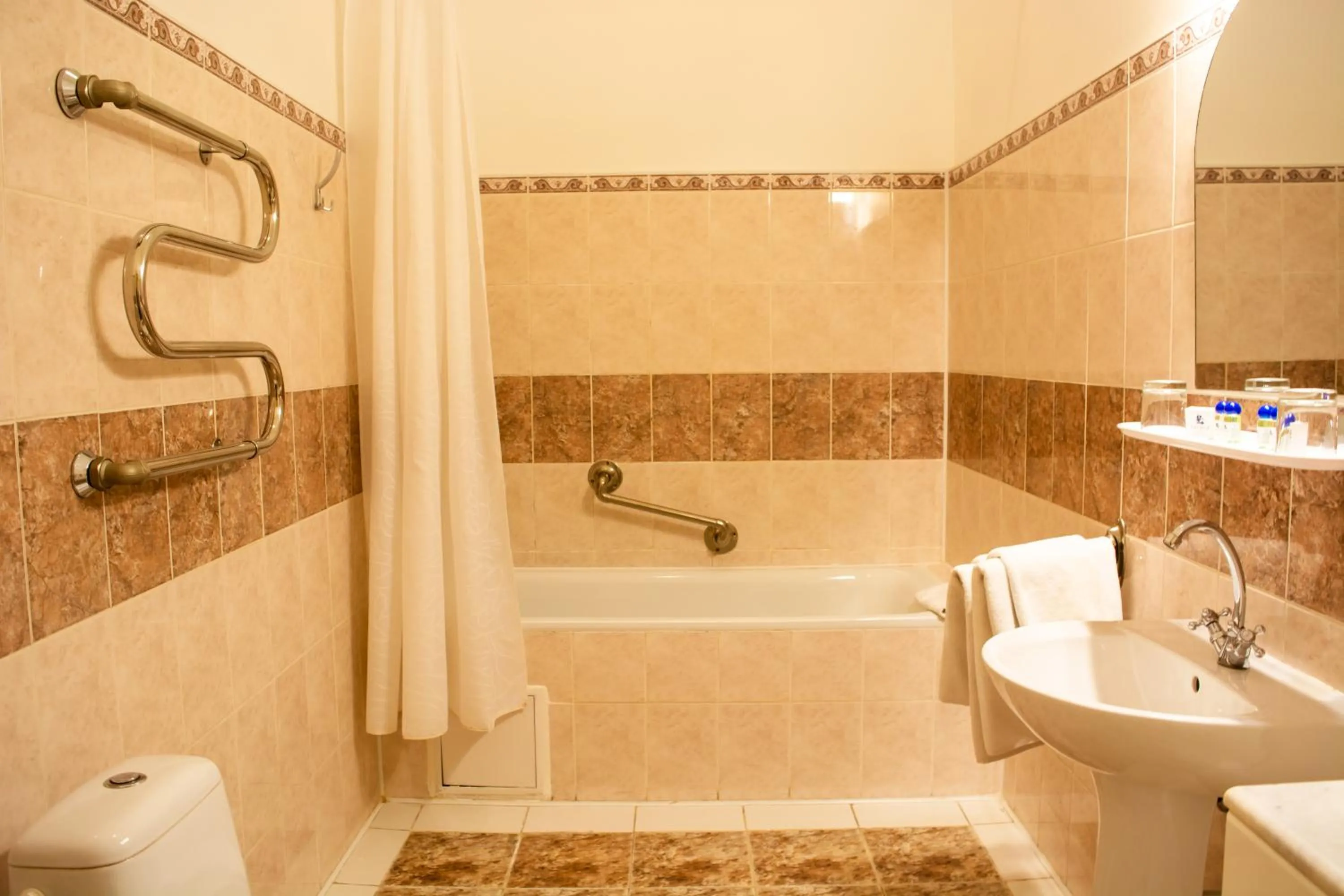 Bathroom in George Hotel