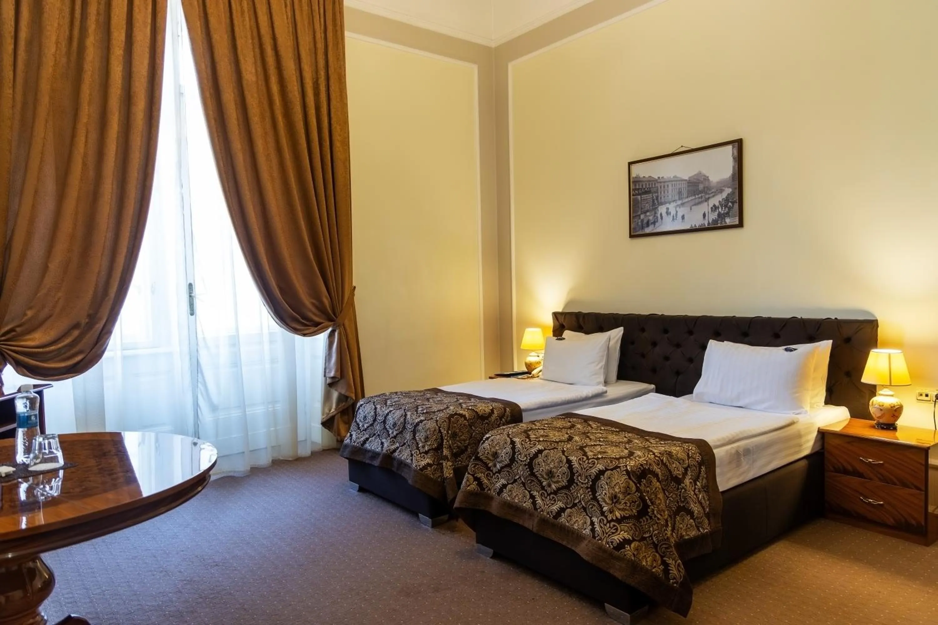 Photo of the whole room, Bed in George Hotel