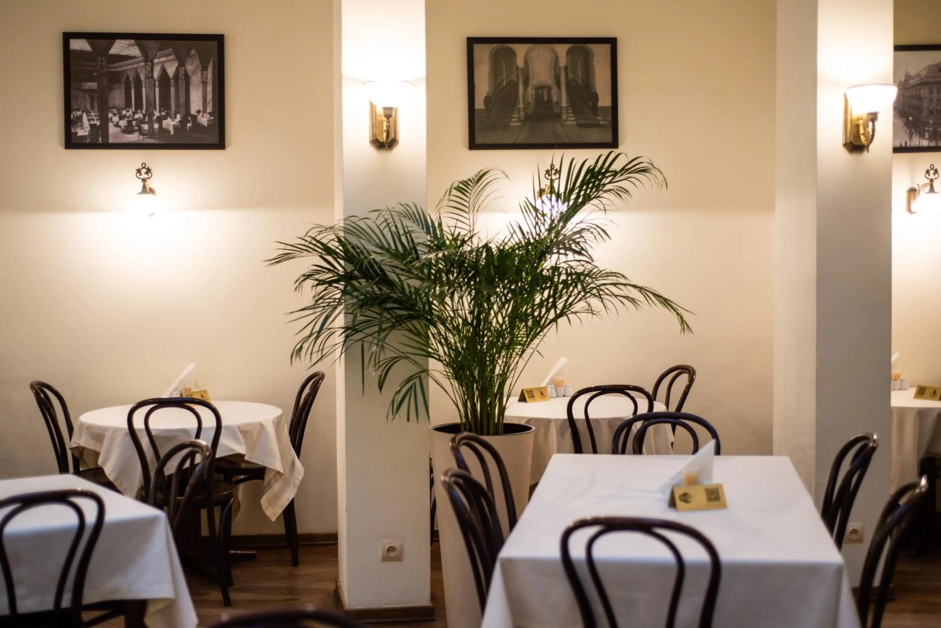 Restaurant/places to eat in George Hotel