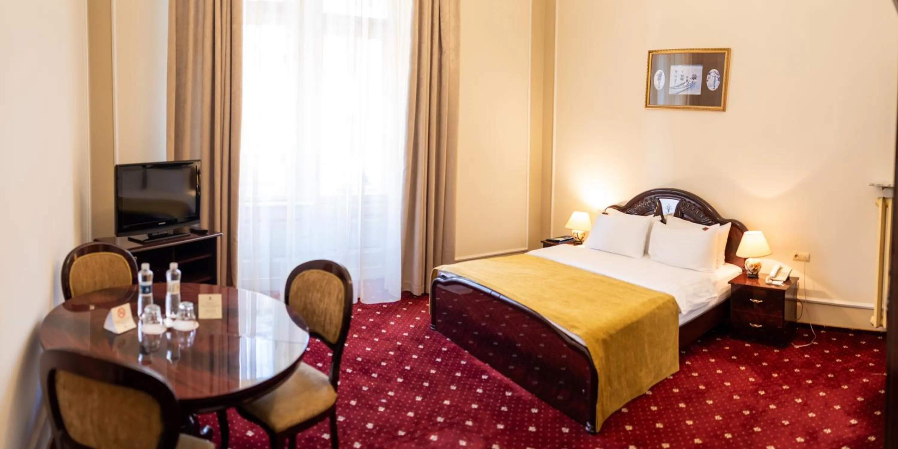 Photo of the whole room, Bed in George Hotel