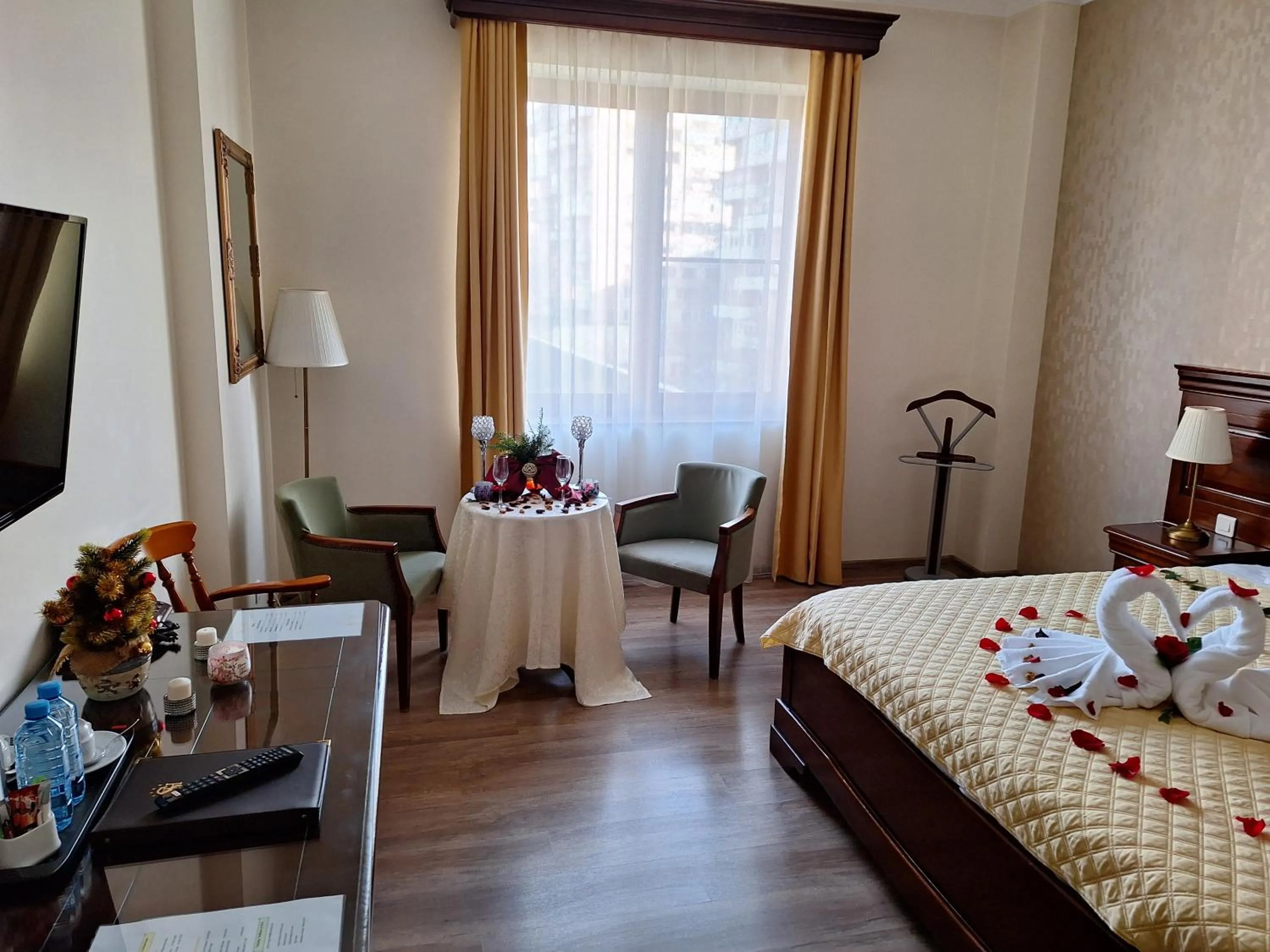 Communal lounge/ TV room, Bed in Grand Hotel Sofianu