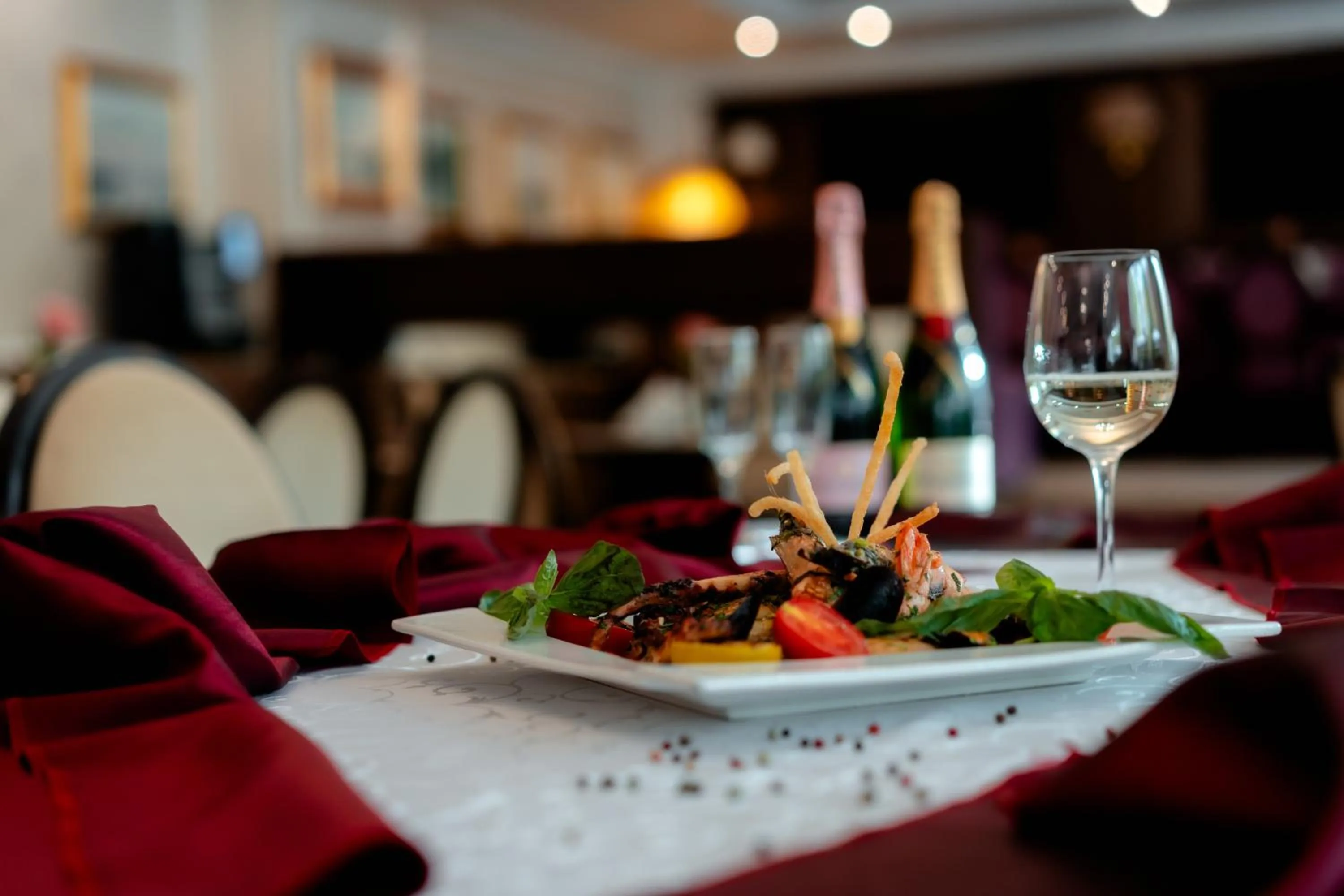 Restaurant/places to eat in Grand Hotel Sofianu