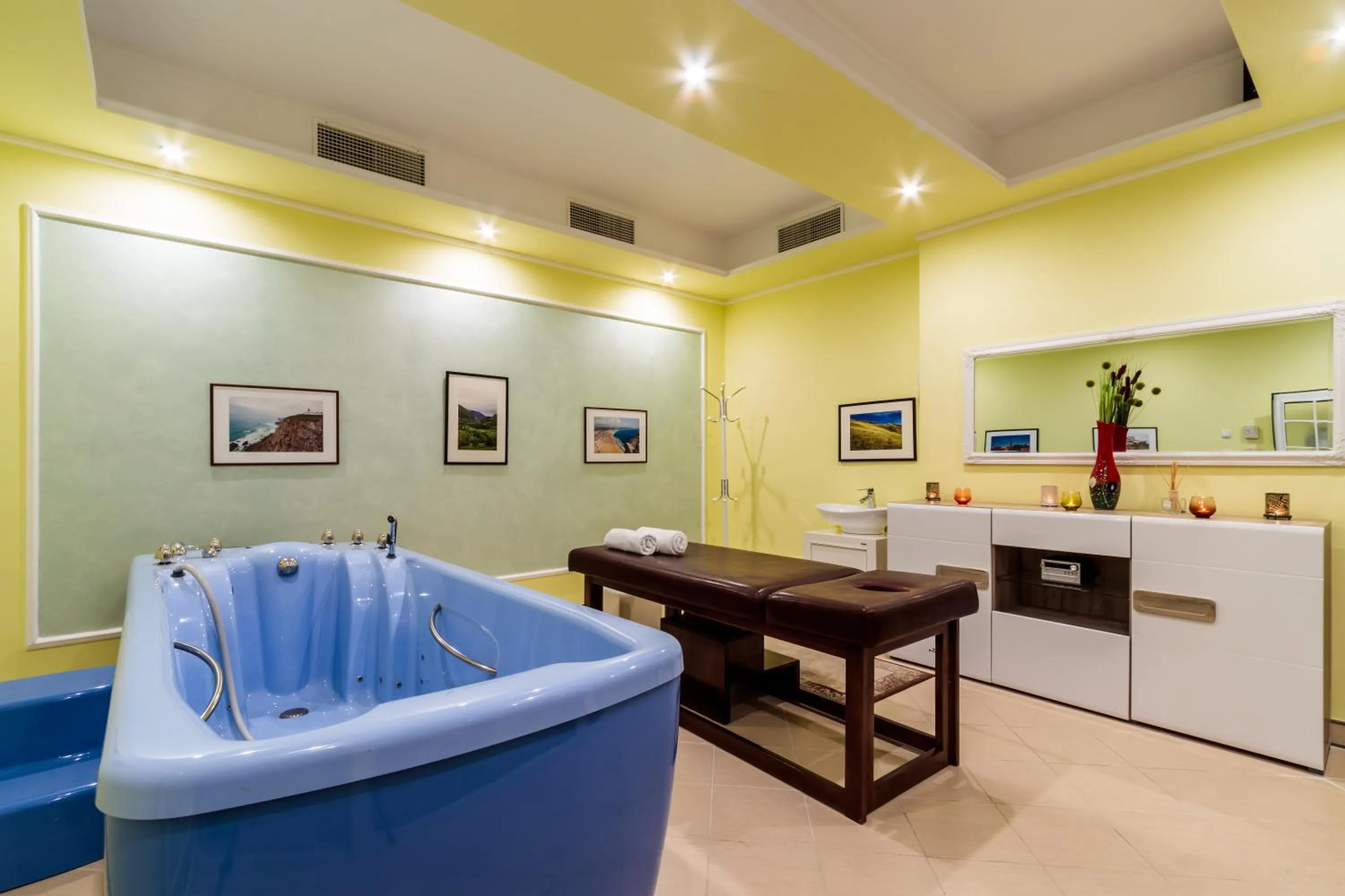 Hot Tub in Grand Hotel Sofianu