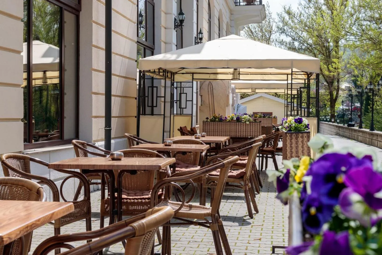 Restaurant/places to eat in Grand Hotel Sofianu