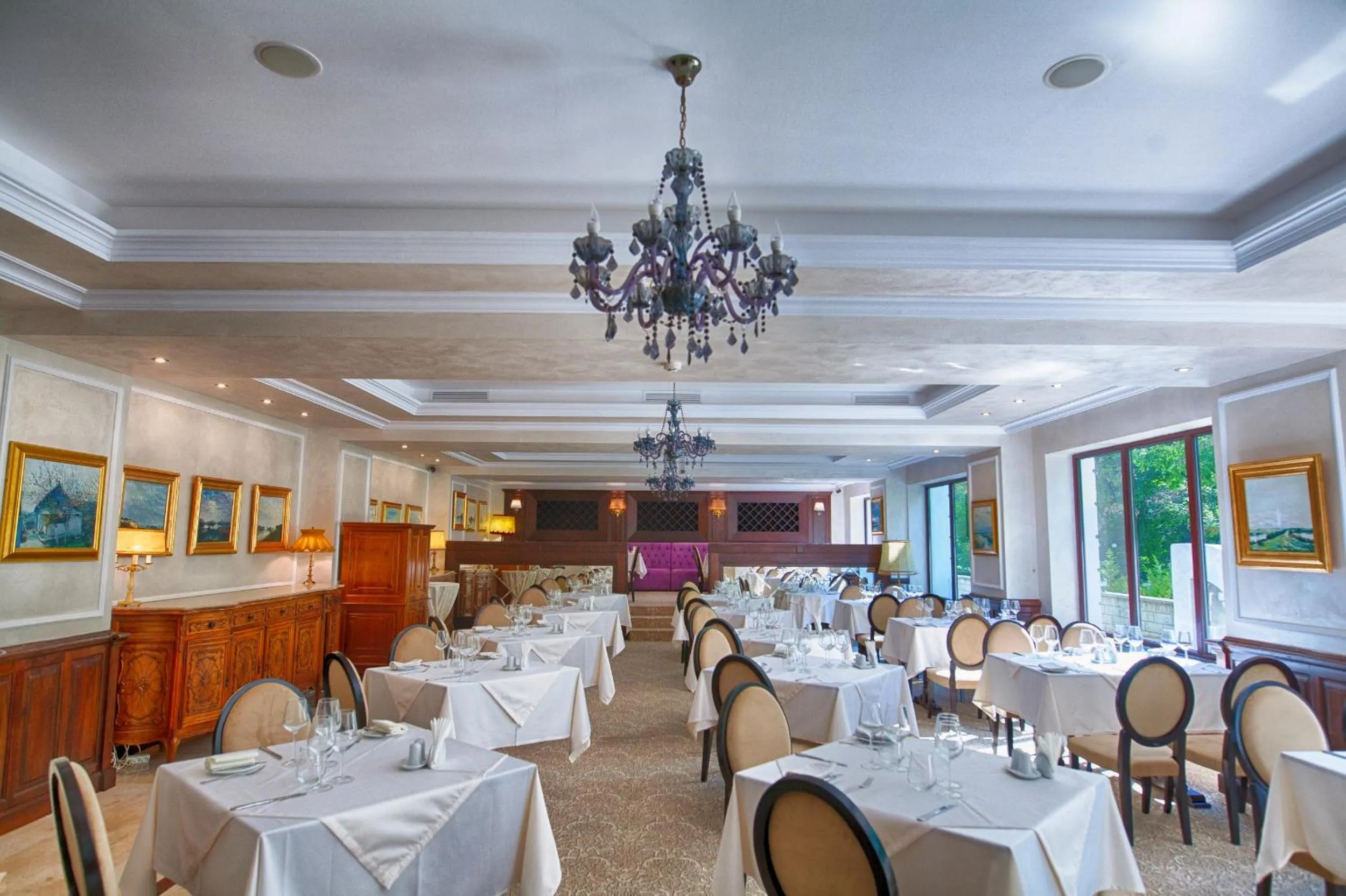 Restaurant/places to eat in Grand Hotel Sofianu