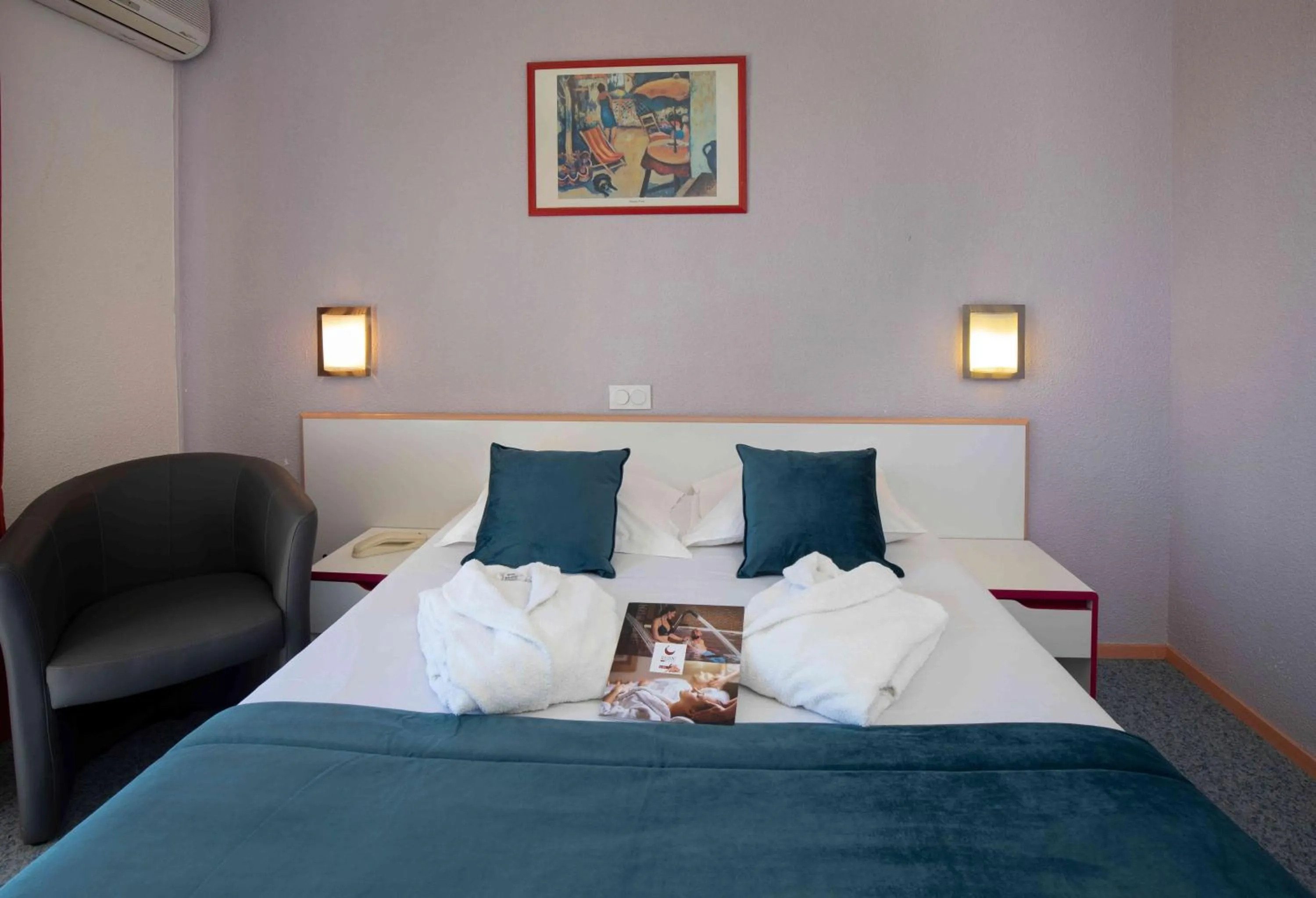 Photo of the whole room, Bed in The Originals City, Relax'Otel & Spa, Le Barcarès