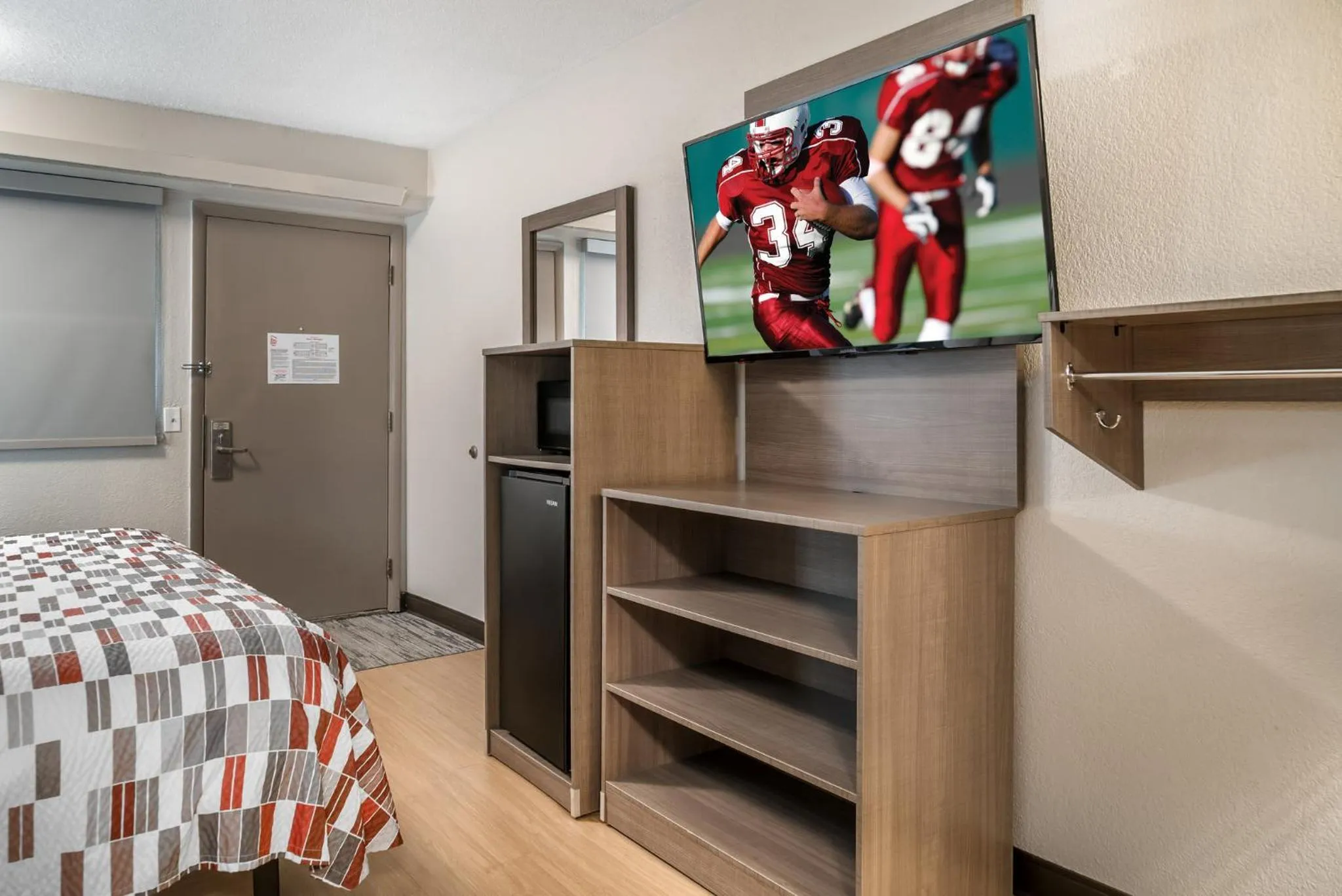 Photo of the whole room, Bed in Red Roof Inn Detroit Metro Airport - Taylor