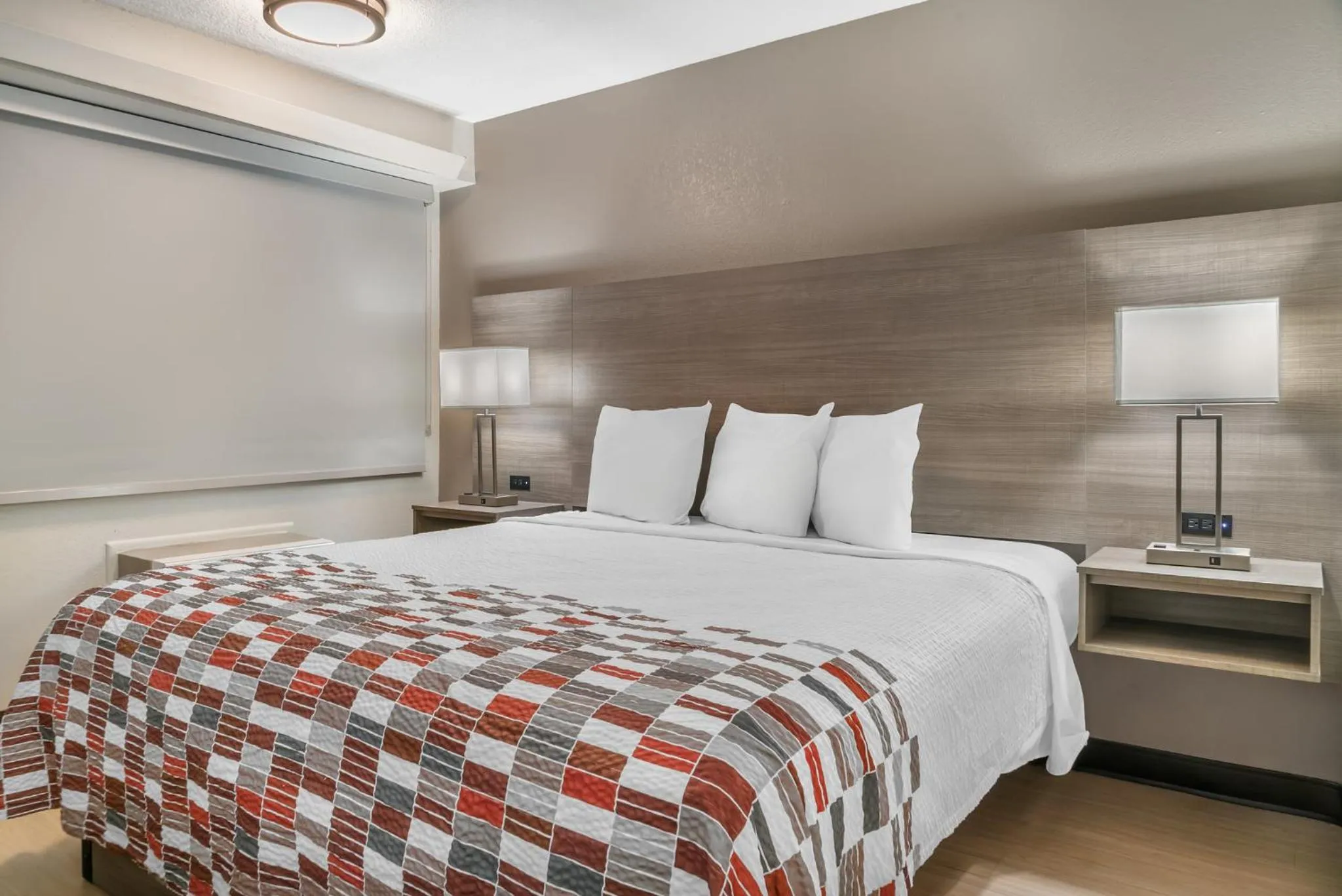 Photo of the whole room, Bed in Red Roof Inn Detroit Metro Airport - Taylor