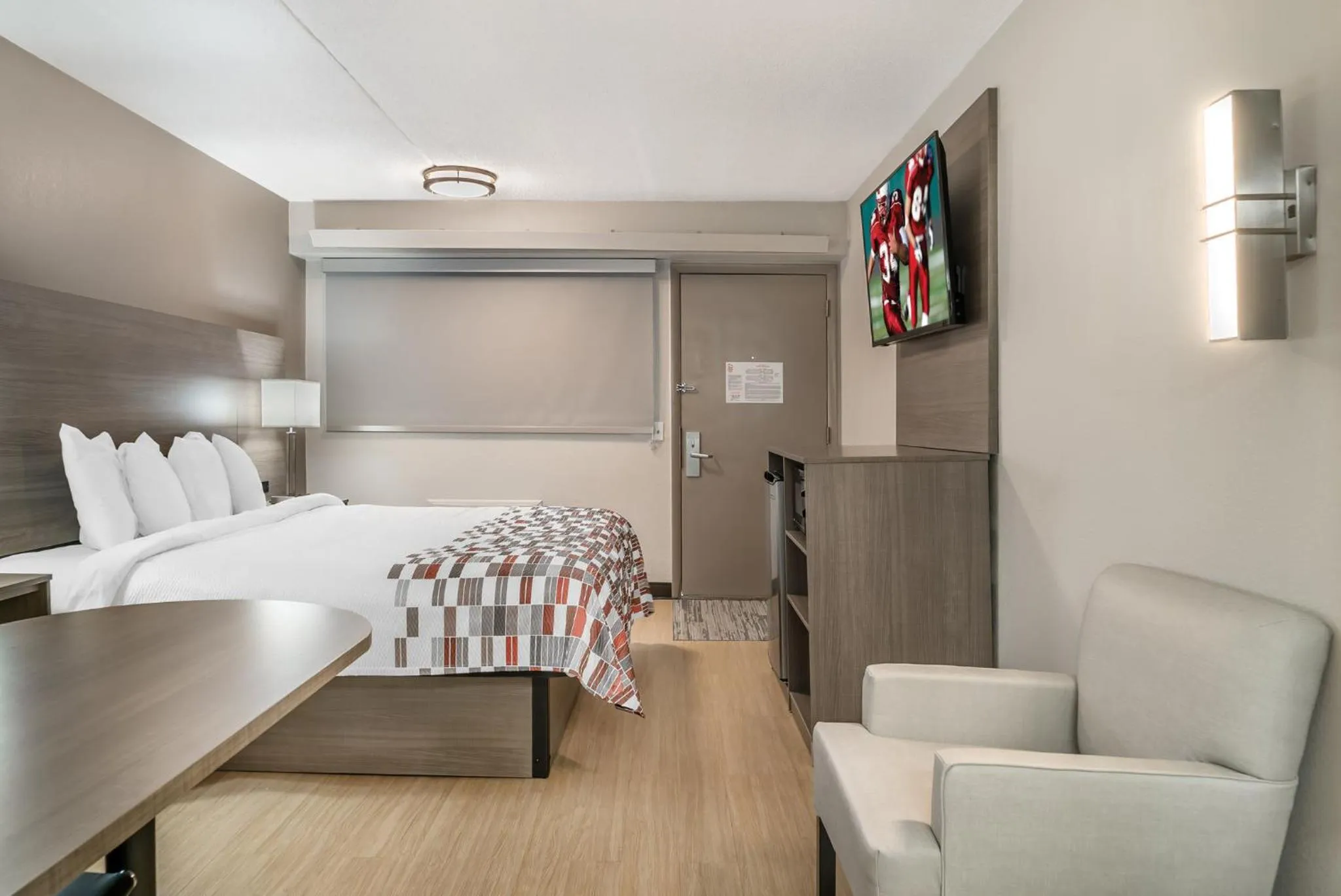 Bedroom, Bed in Red Roof Inn Detroit Metro Airport - Taylor