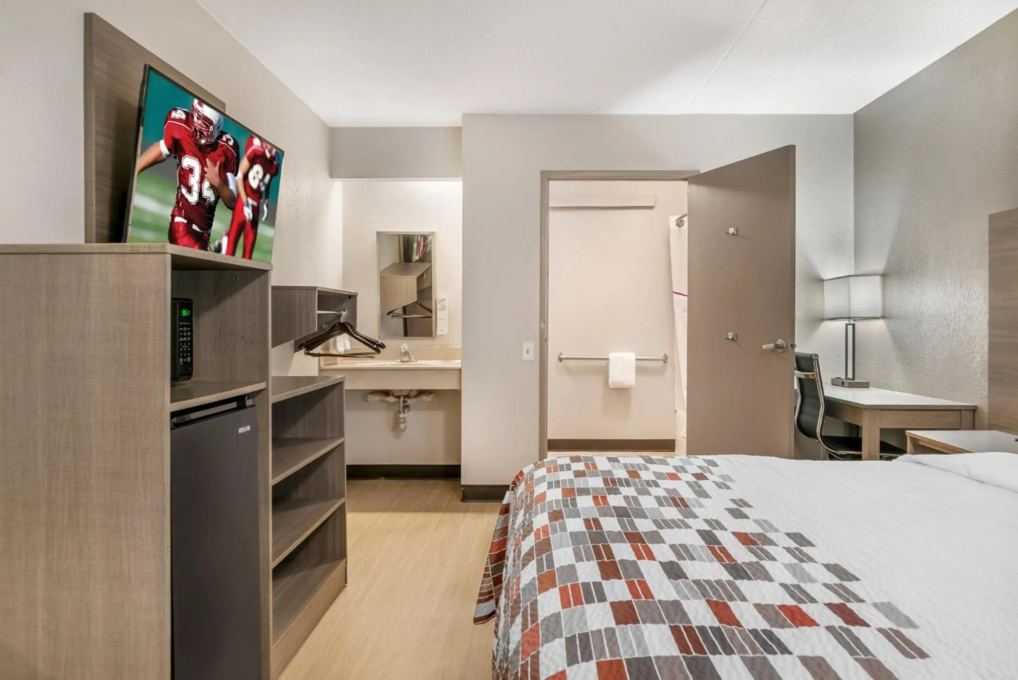 Photo of the whole room, Bed in Red Roof Inn Detroit Metro Airport - Taylor