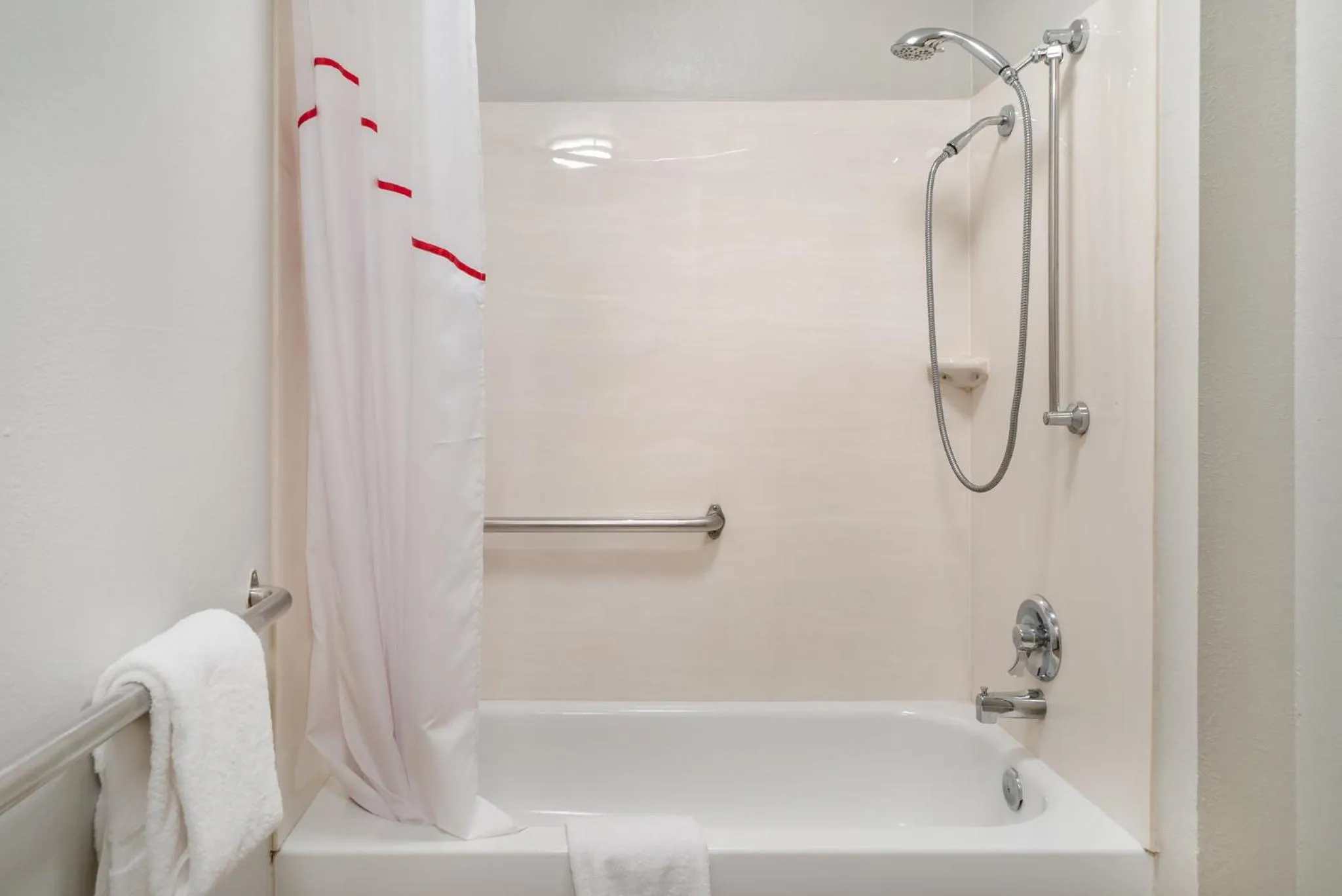 Bathroom in Red Roof Inn Detroit Metro Airport - Taylor