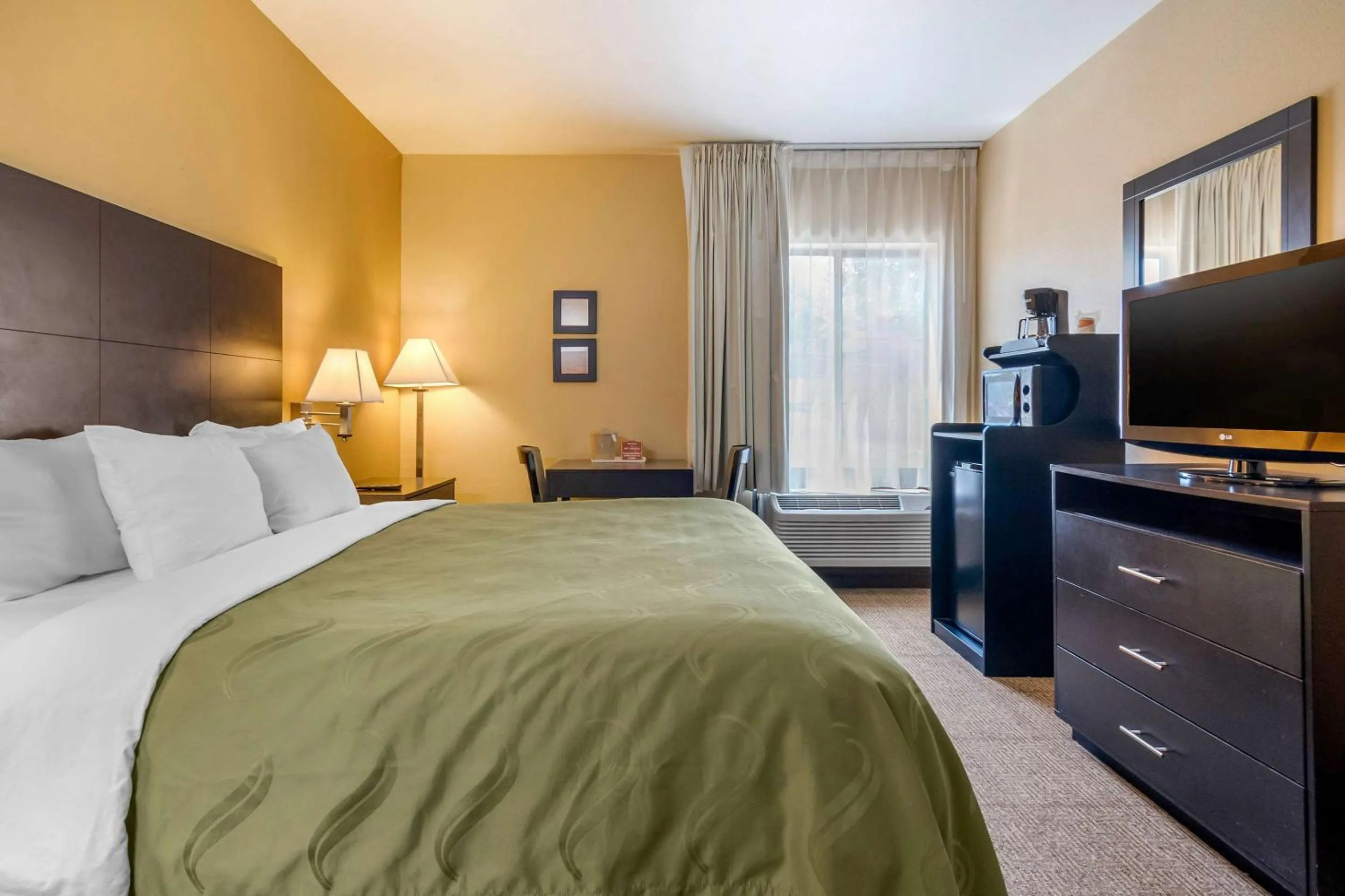 Bedroom, Bed in Quality Inn & Suites Lenexa Kansas City