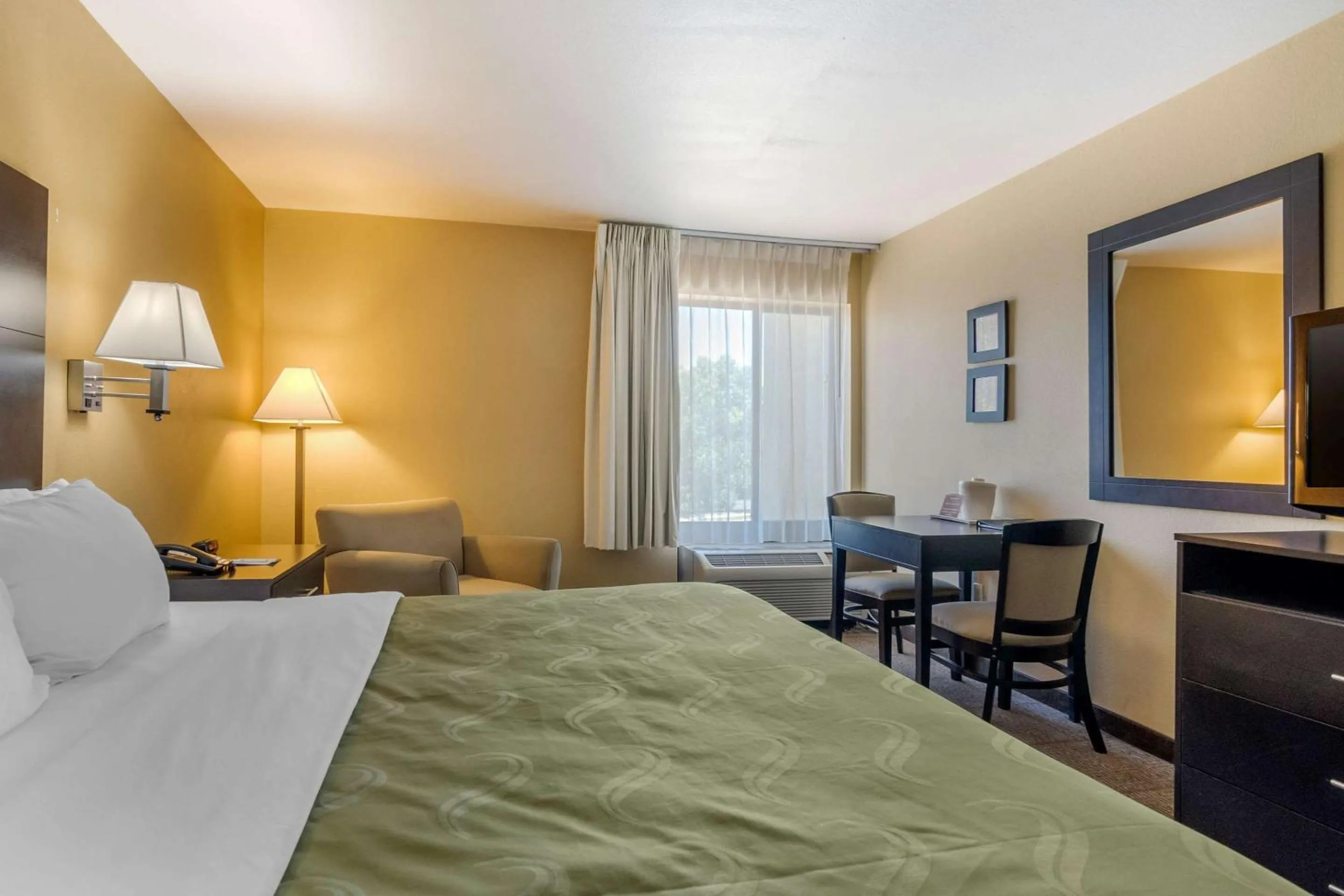 Bedroom, Bed in Quality Inn & Suites Lenexa Kansas City