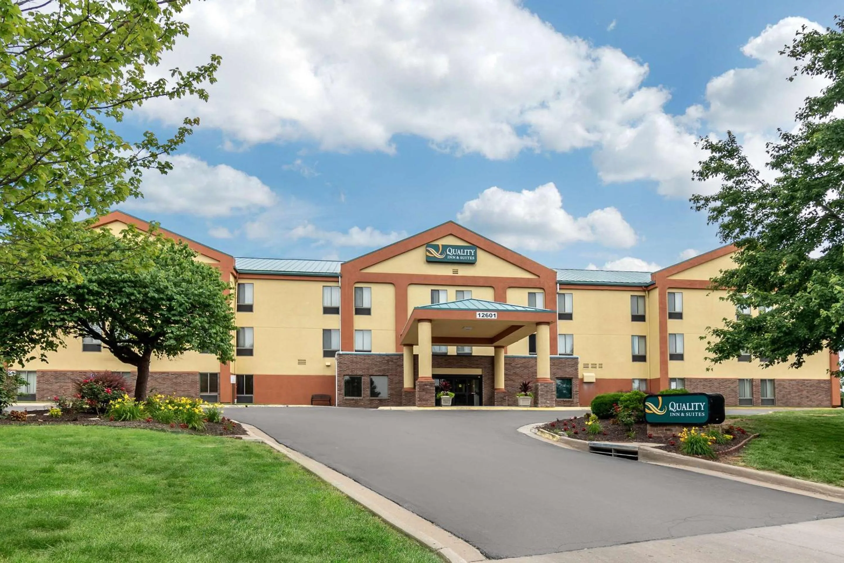 Property building in Quality Inn & Suites Lenexa Kansas City