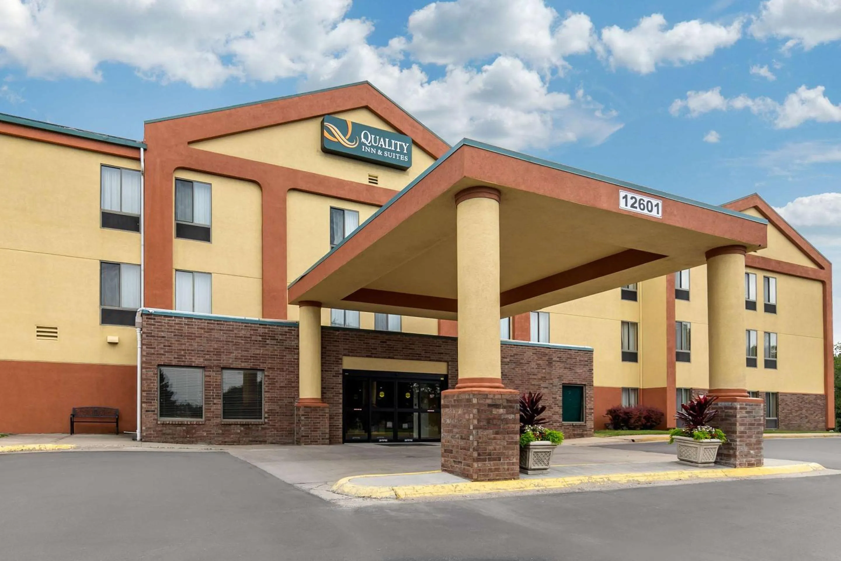 Property building in Quality Inn & Suites Lenexa Kansas City