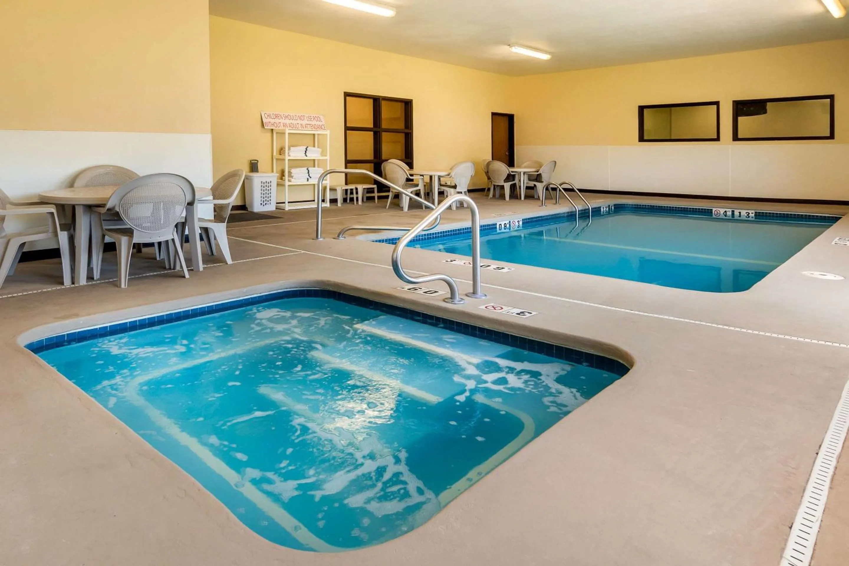 Swimming pool in Quality Inn & Suites Lenexa Kansas City